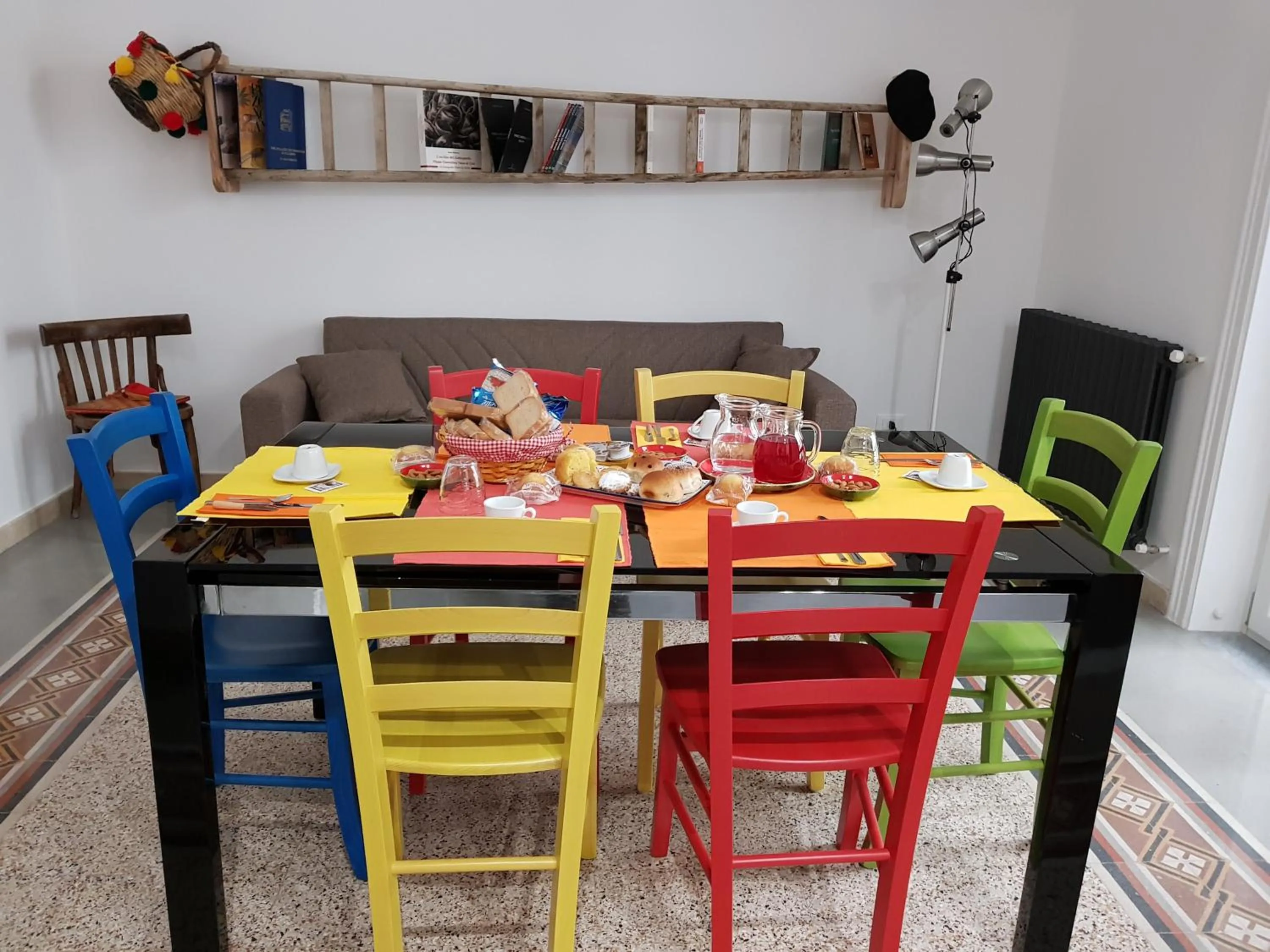 Communal lounge/ TV room in Aziz b&b