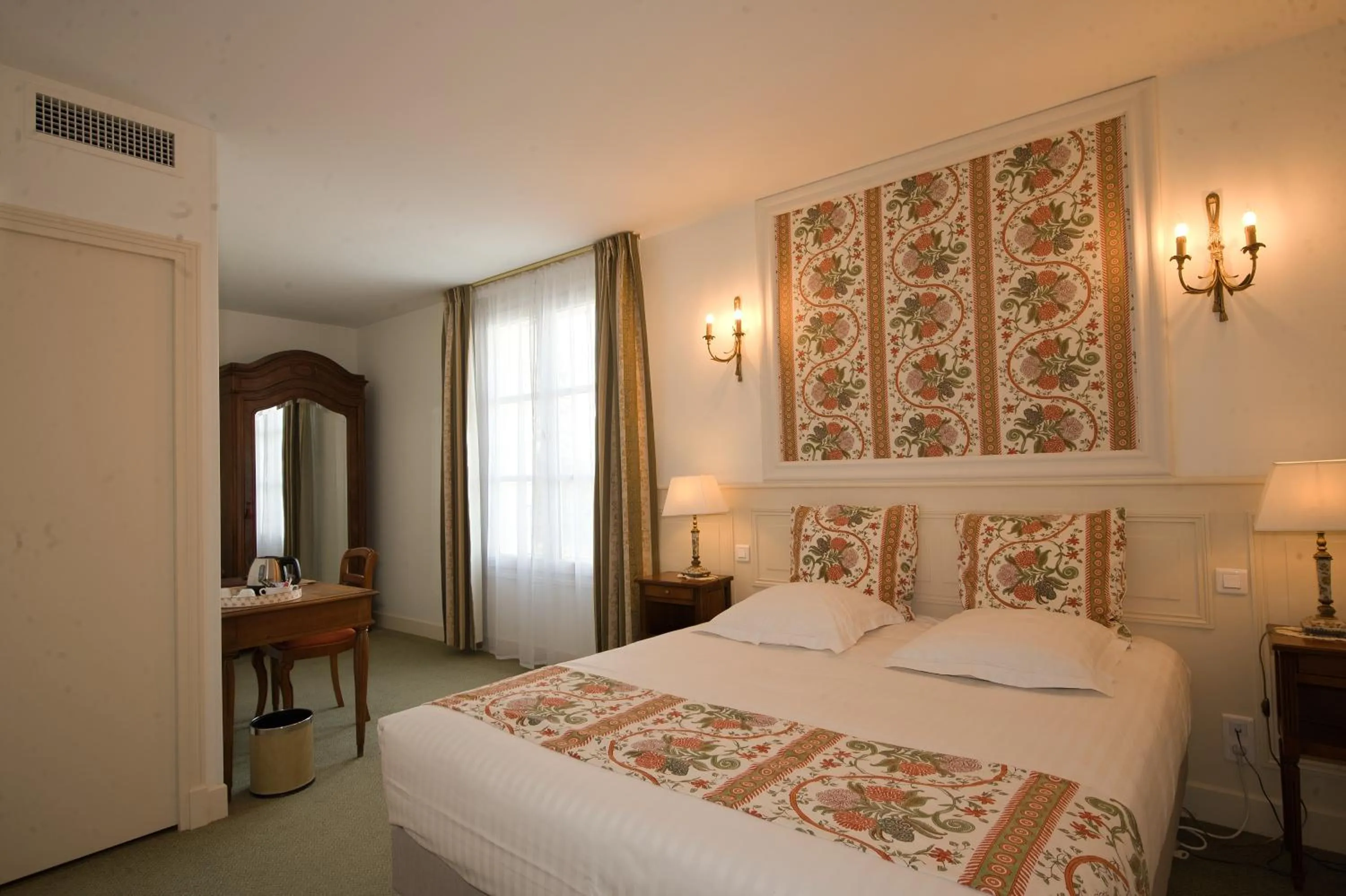 Bedroom, Bed in Chateau de la Rozelle