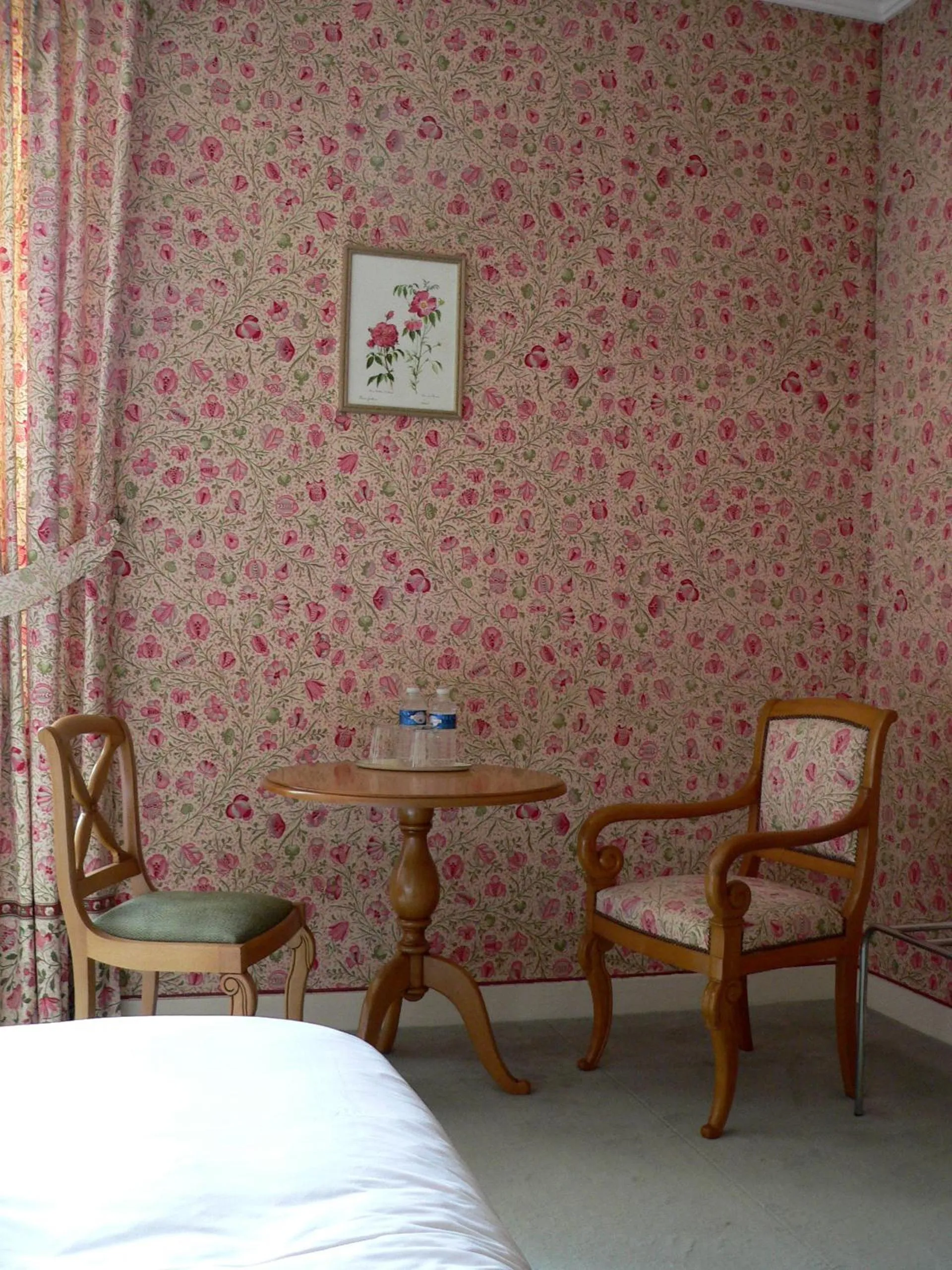 Seating area, Bed in Chateau de la Rozelle