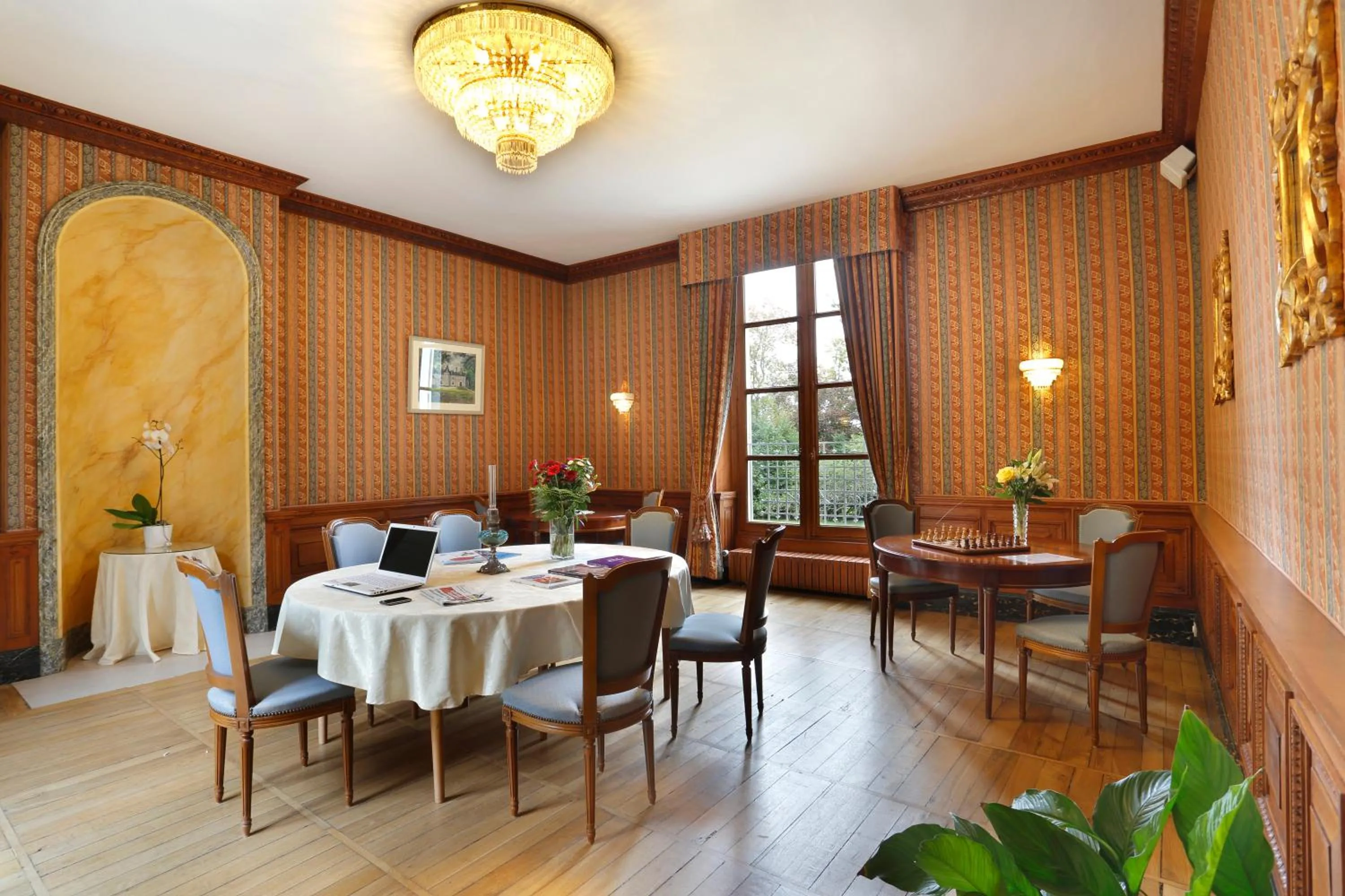 Communal lounge/ TV room in Chateau de la Rozelle