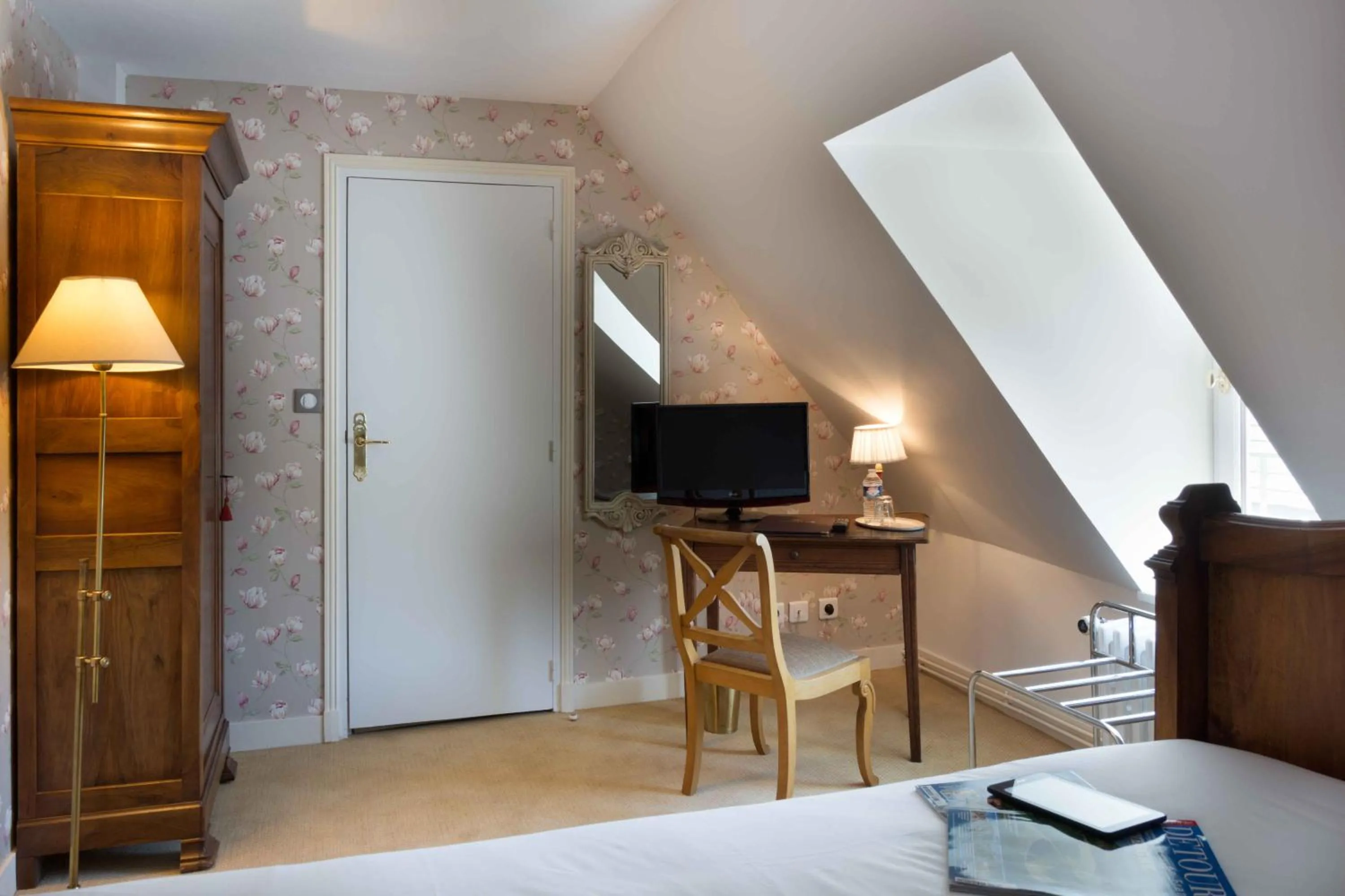 Photo of the whole room, Bed in Chateau de la Rozelle