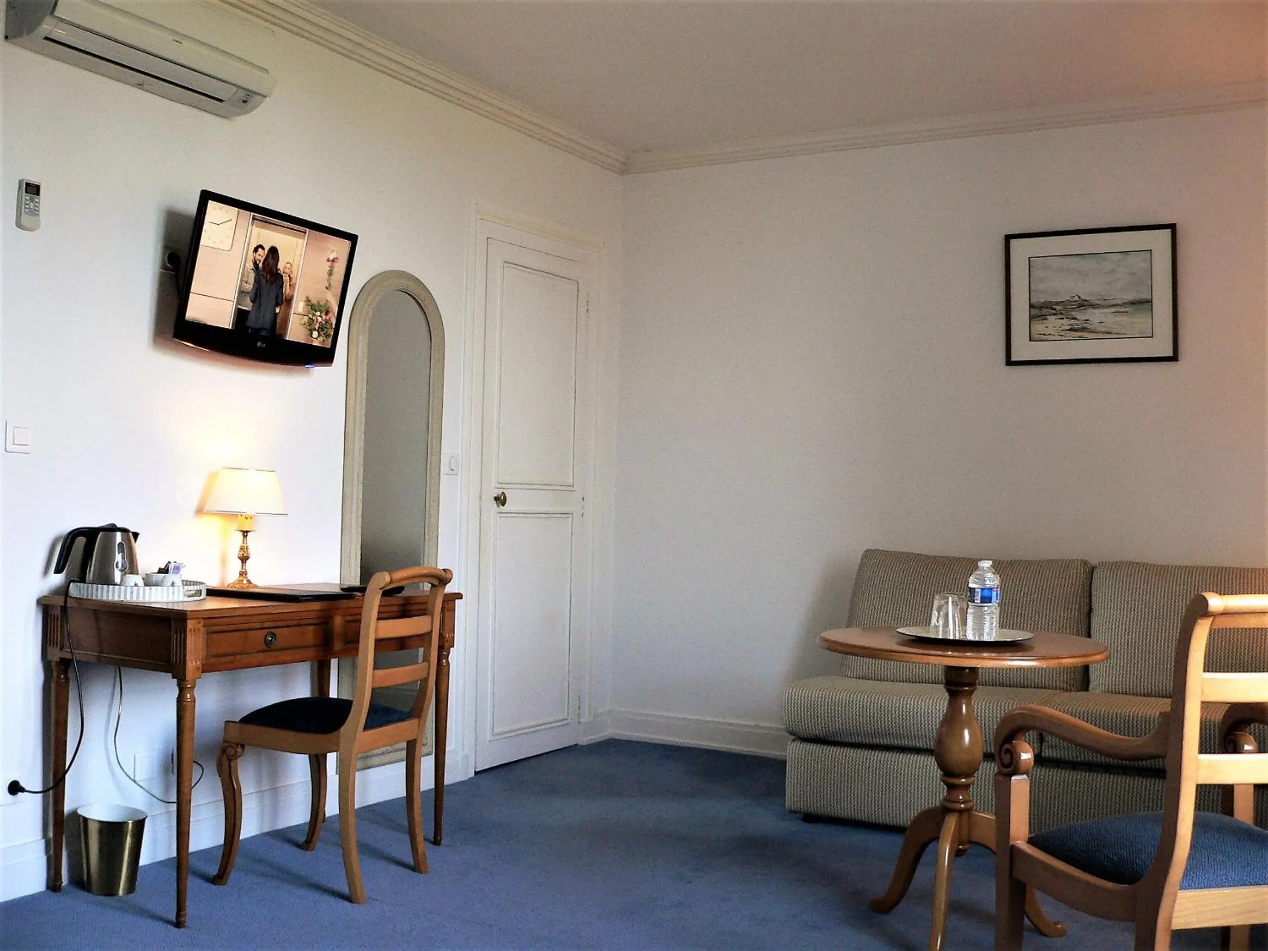 Seating area in Chateau de la Rozelle