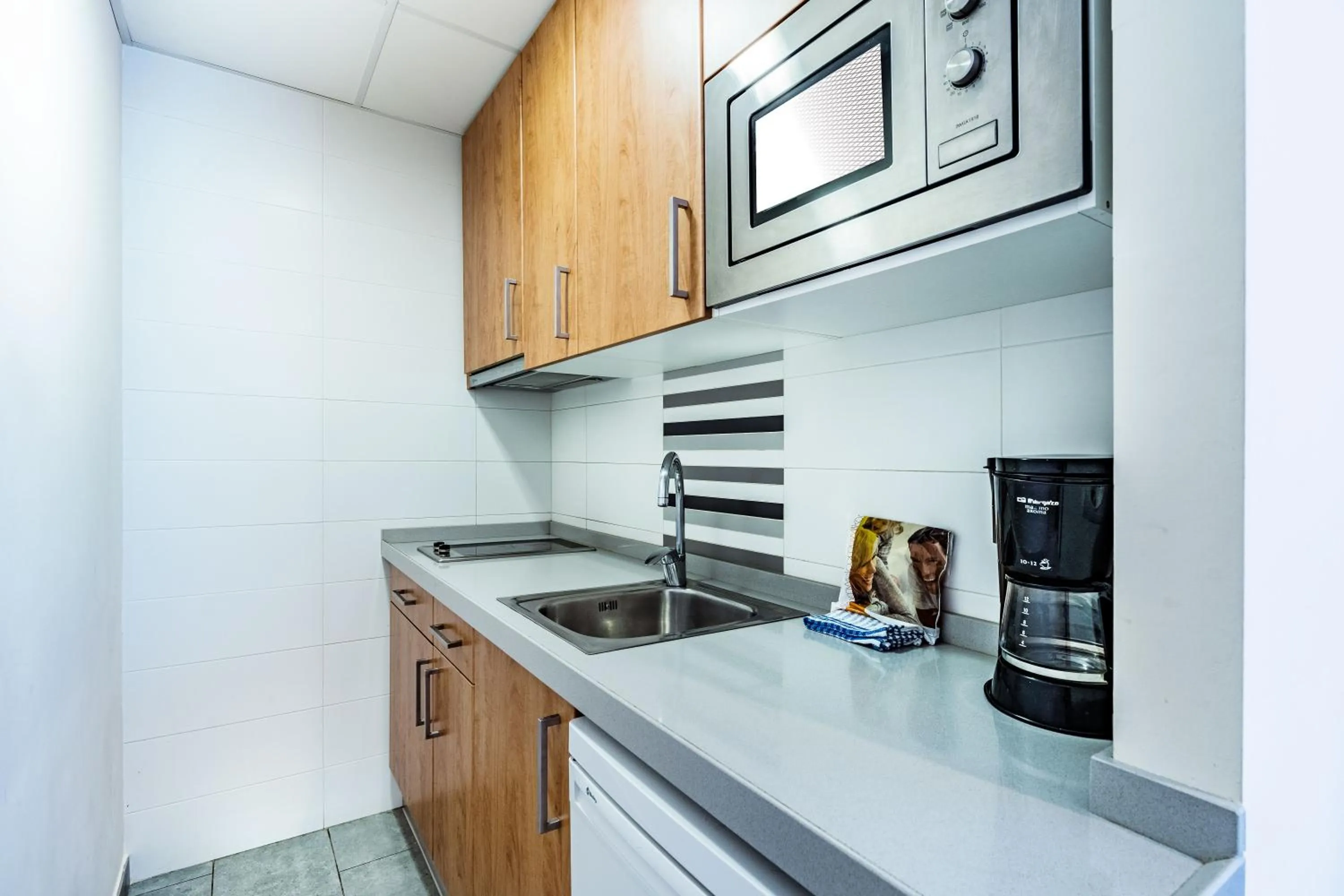 Kitchen or kitchenette in Apartamentos Sunway San Jorge