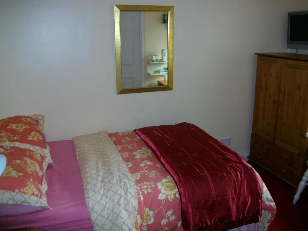 Bedroom, Bed in Arkale Lodge