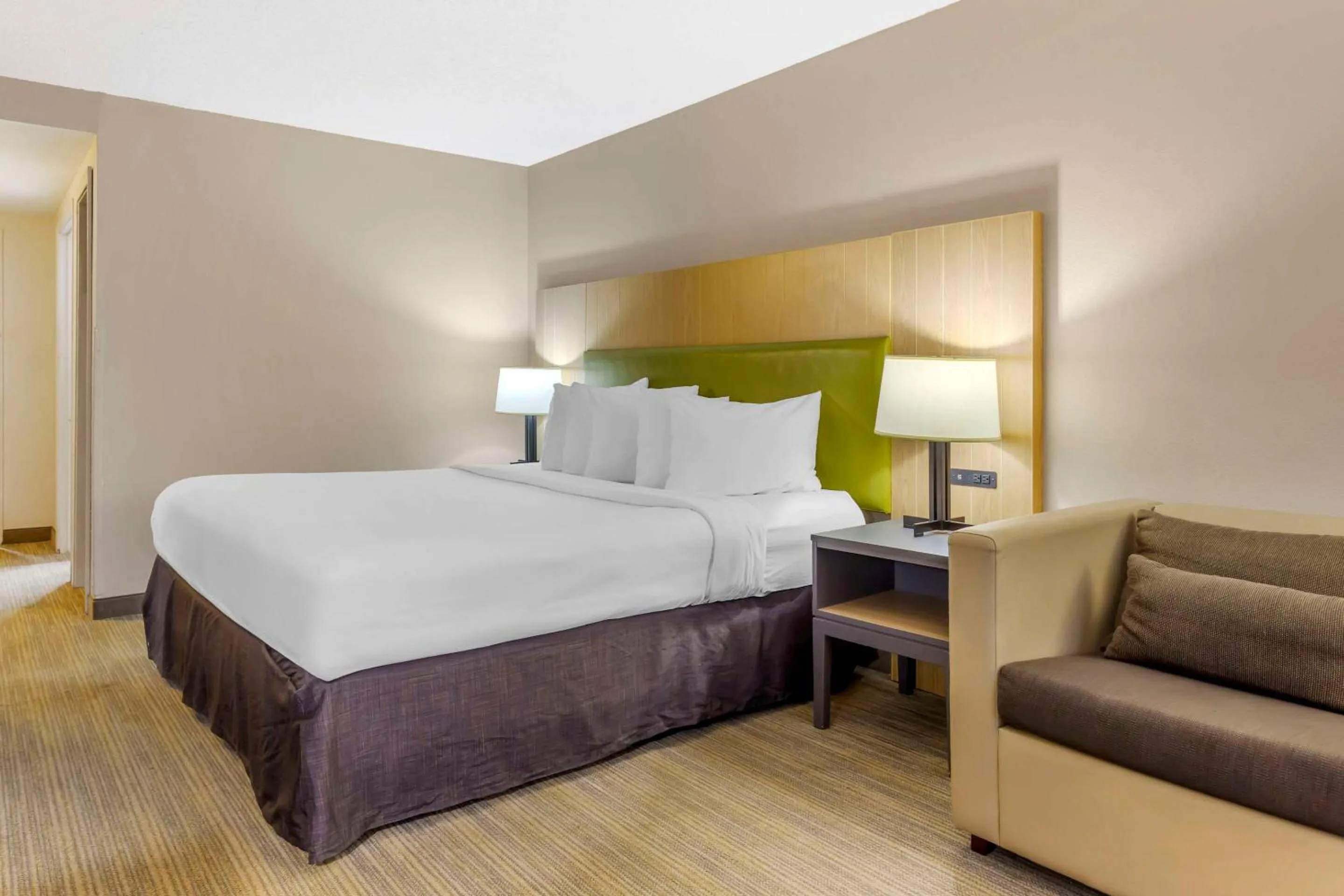 Bedroom, Bed in Country Inn & Suites by Radisson, Newport News South, VA