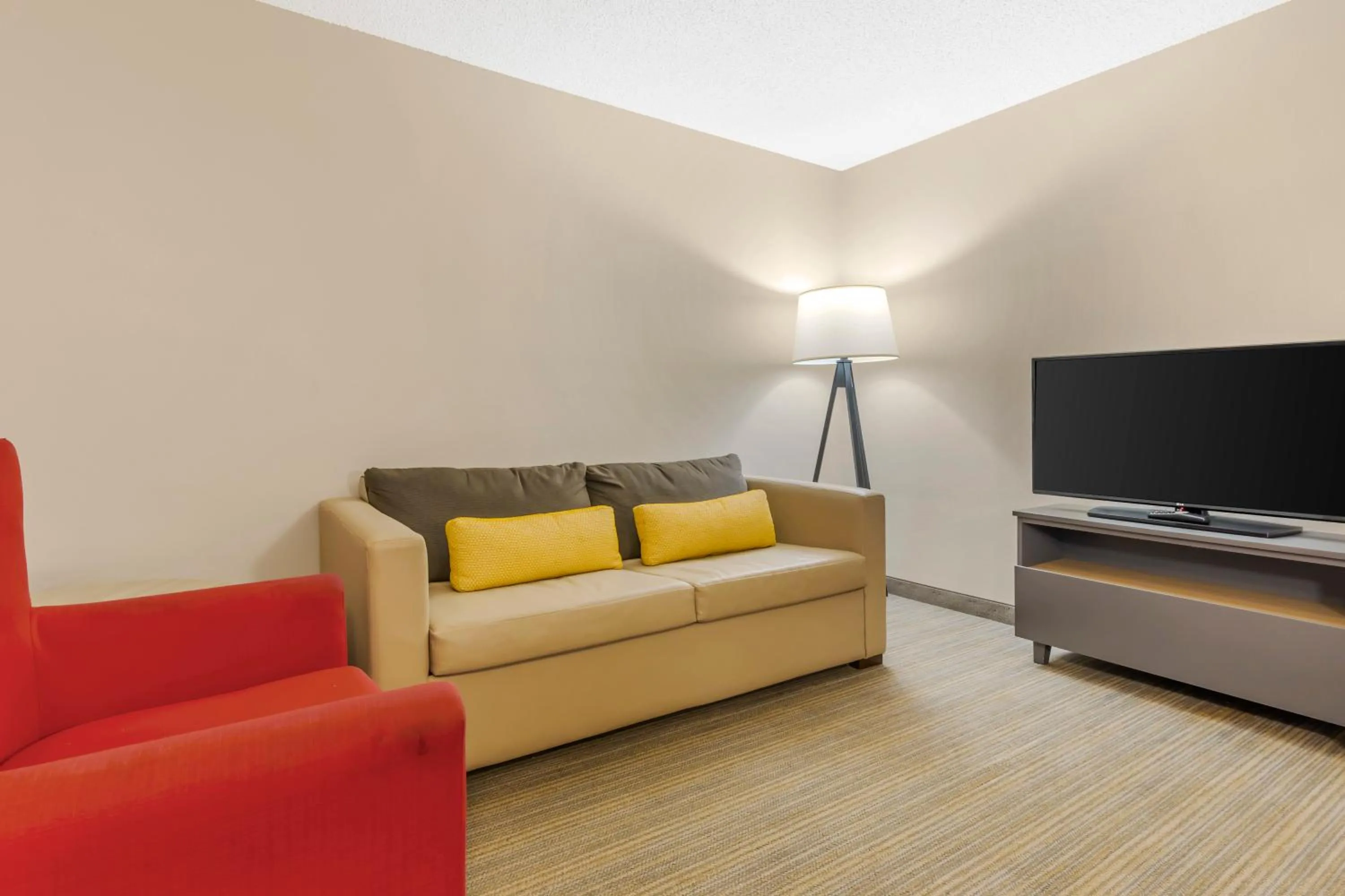 Living room in Country Inn & Suites by Radisson, Newport News South, VA