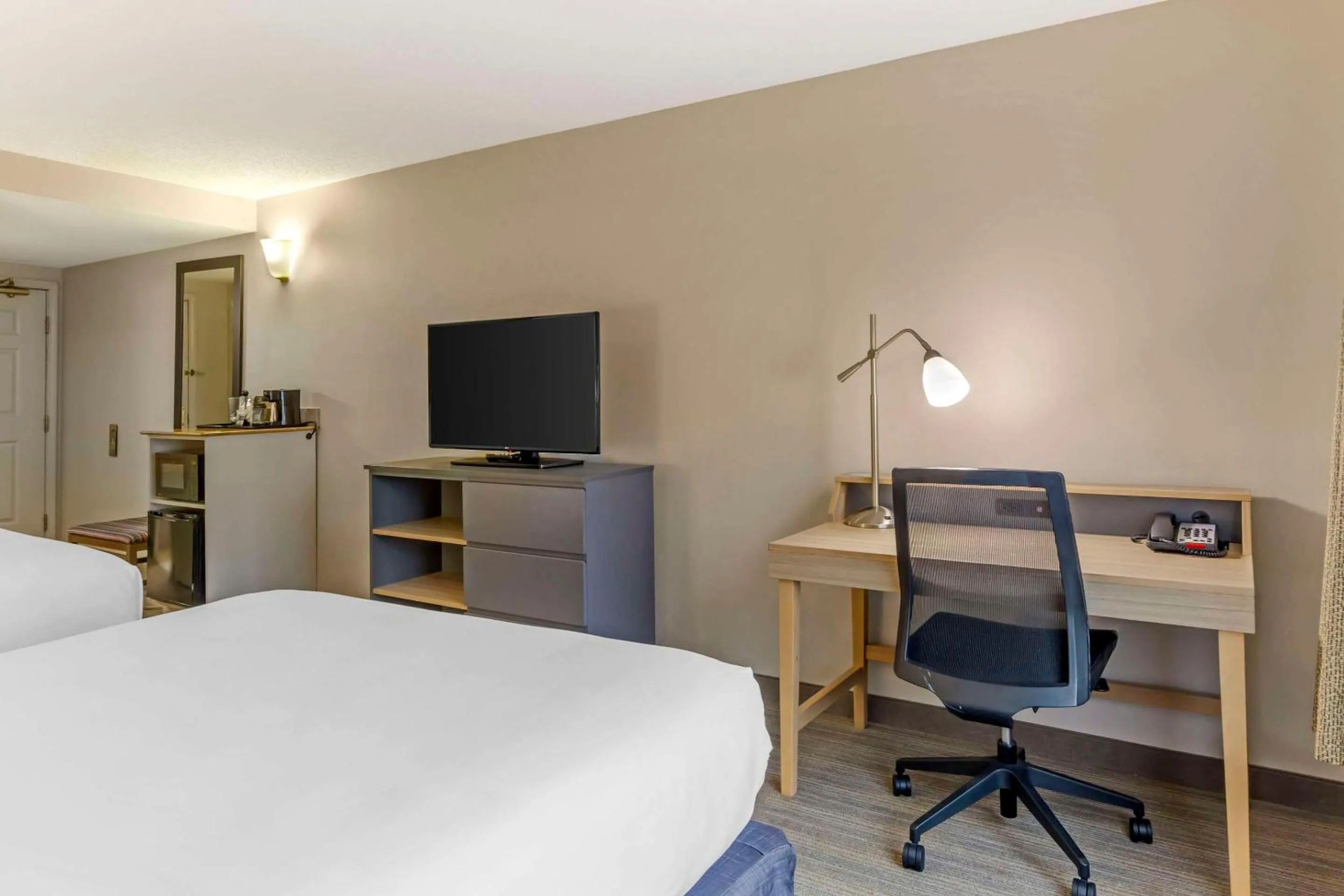 Bedroom, Bed in Country Inn & Suites by Radisson, Newport News South, VA