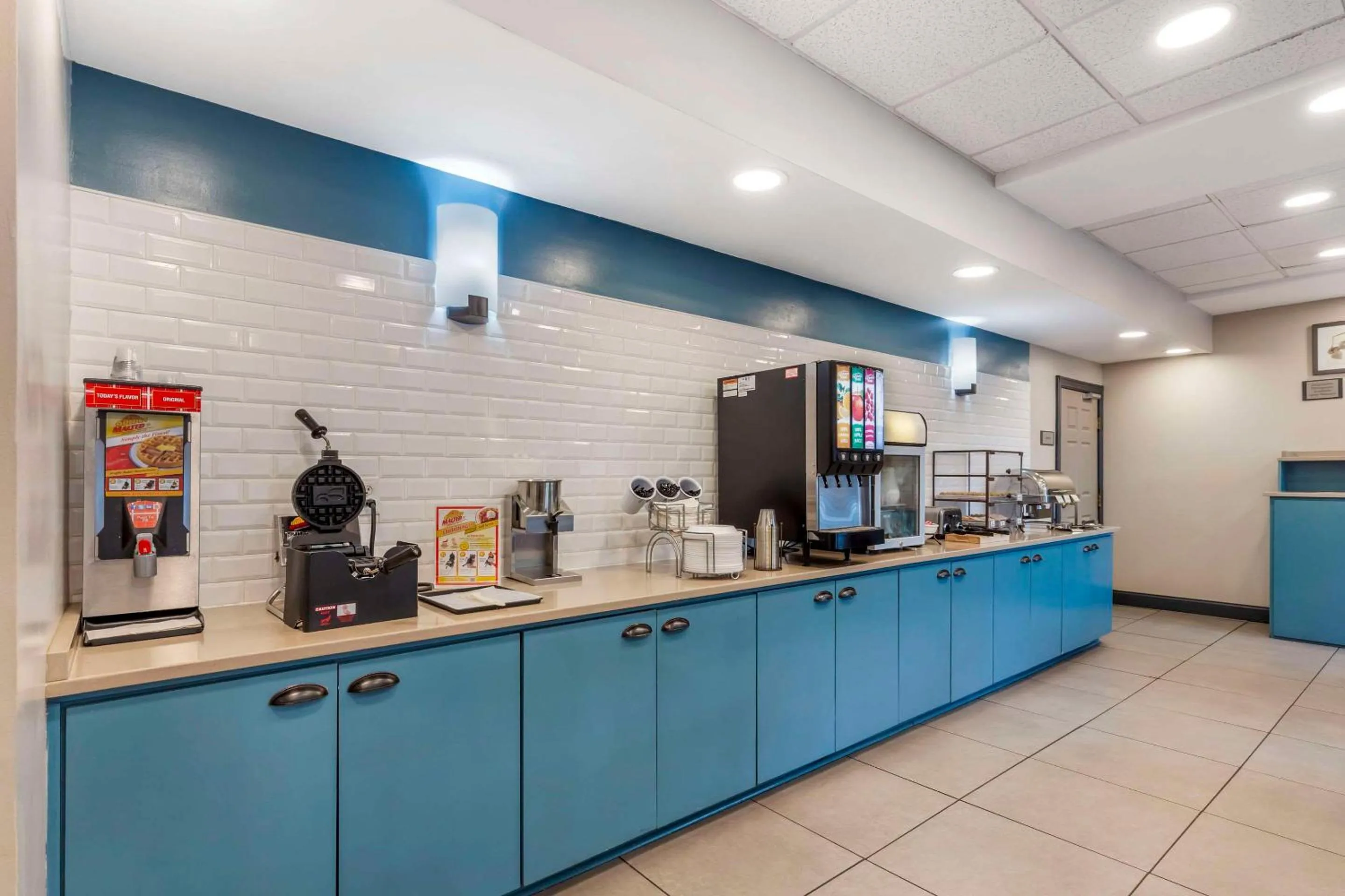 Breakfast in Country Inn & Suites by Radisson, Newport News South, VA