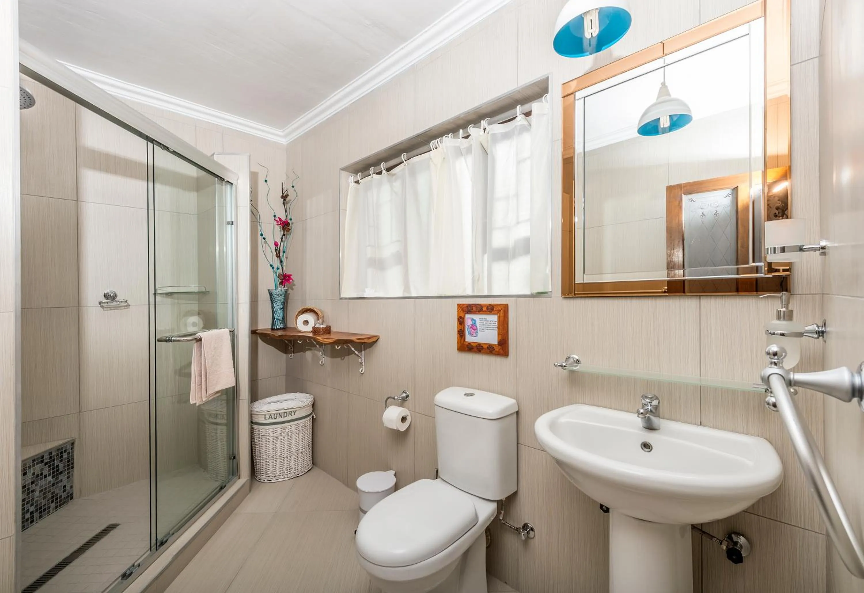 Bathroom in Dungbeetle River Lodge