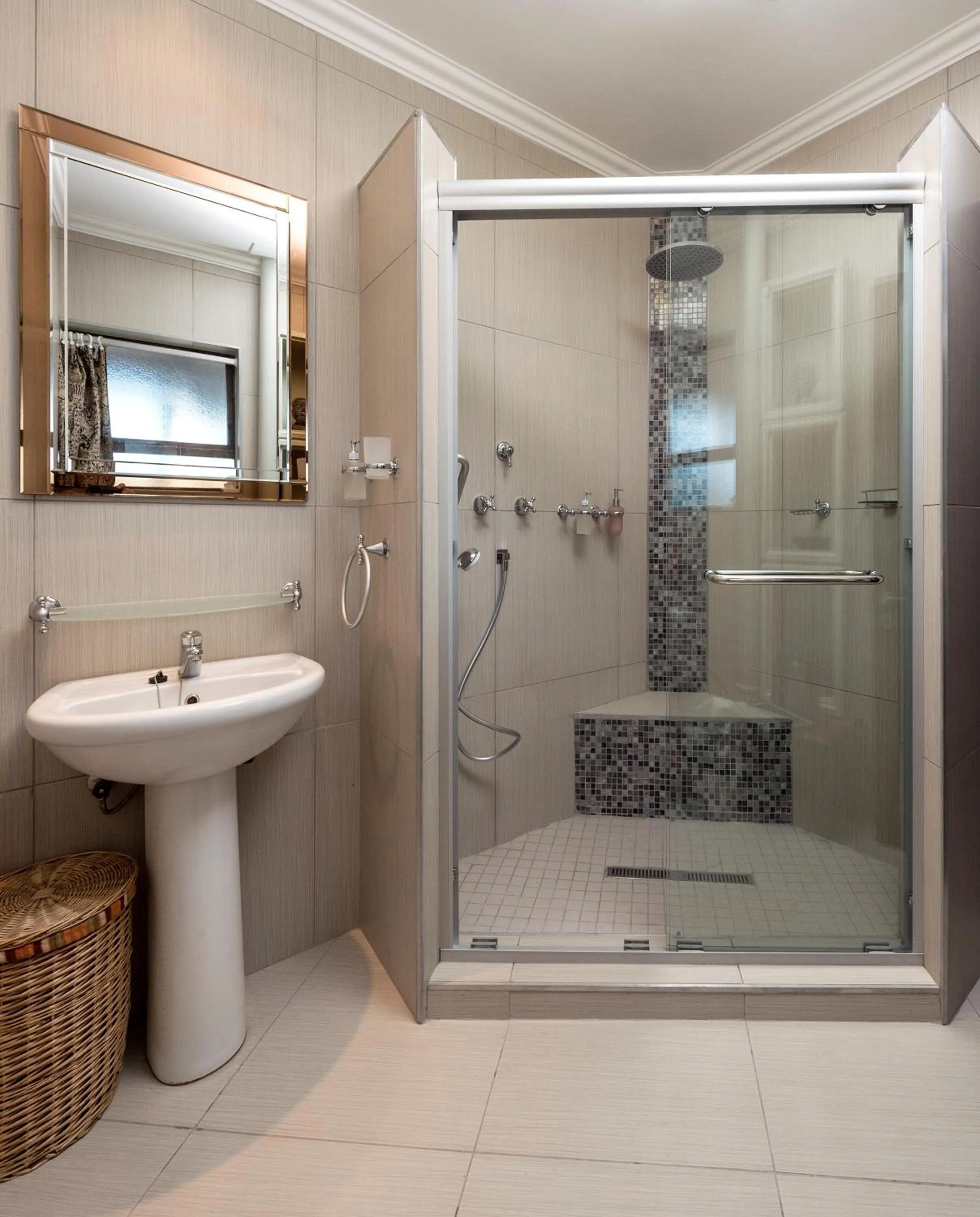 Shower in Dungbeetle River Lodge