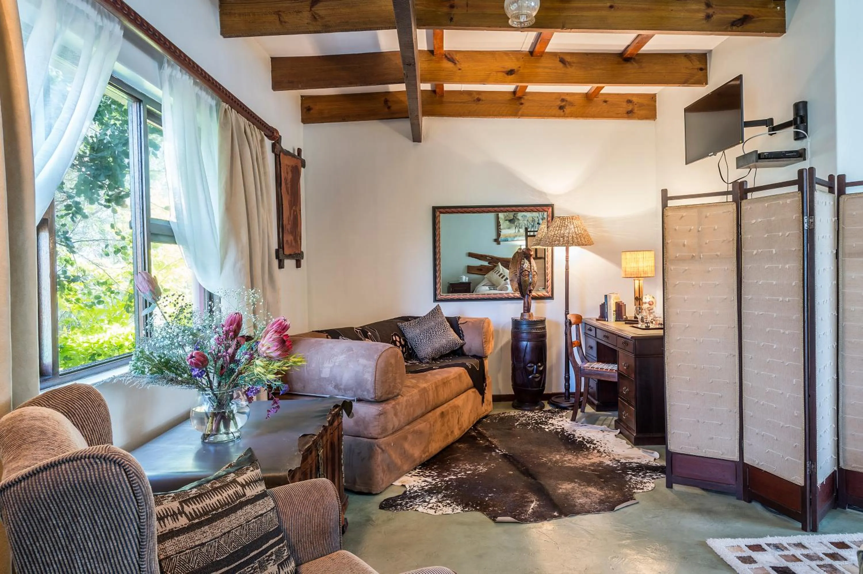 Seating area in Dungbeetle River Lodge
