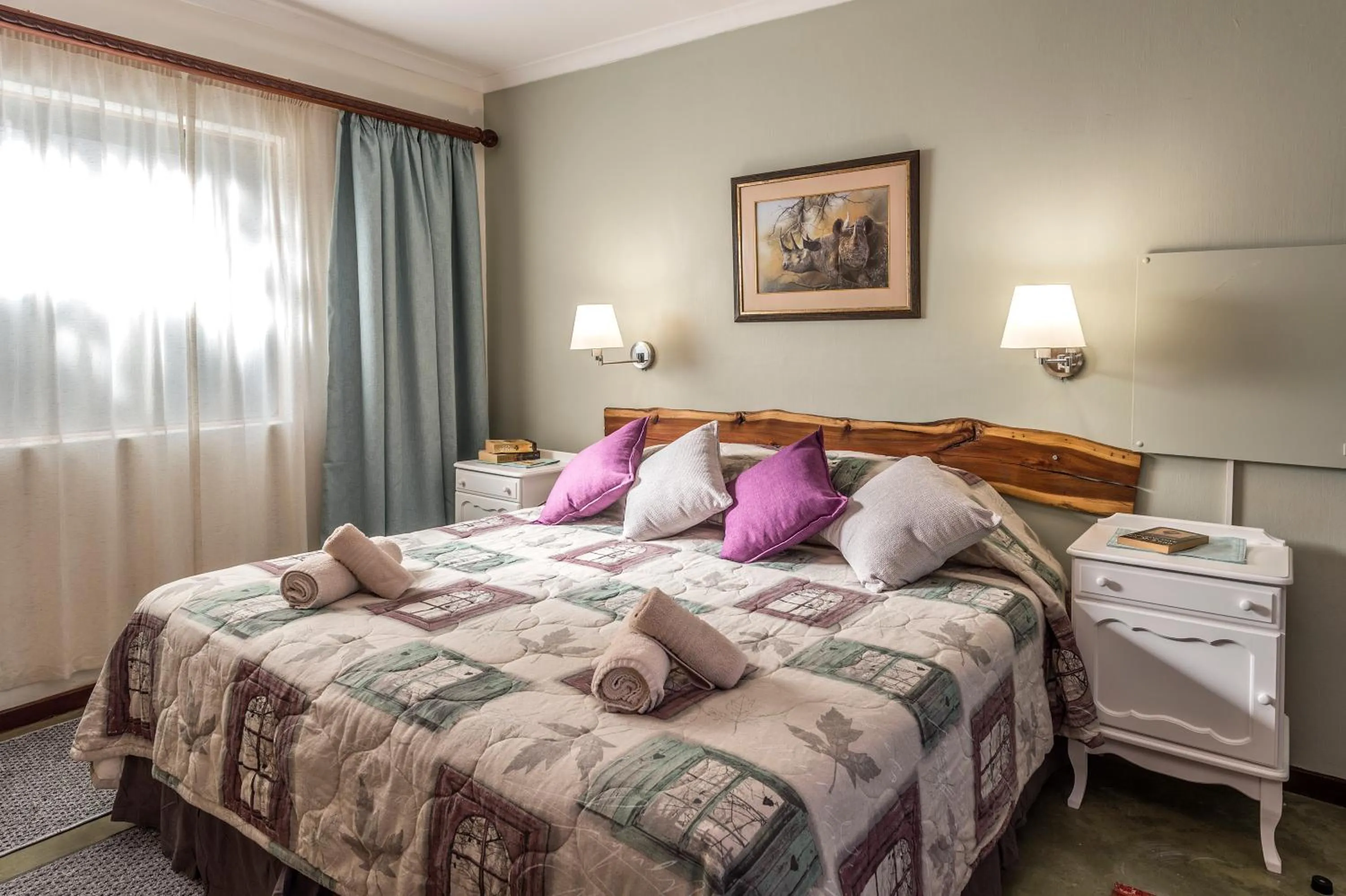 Photo of the whole room, Bed in Dungbeetle River Lodge