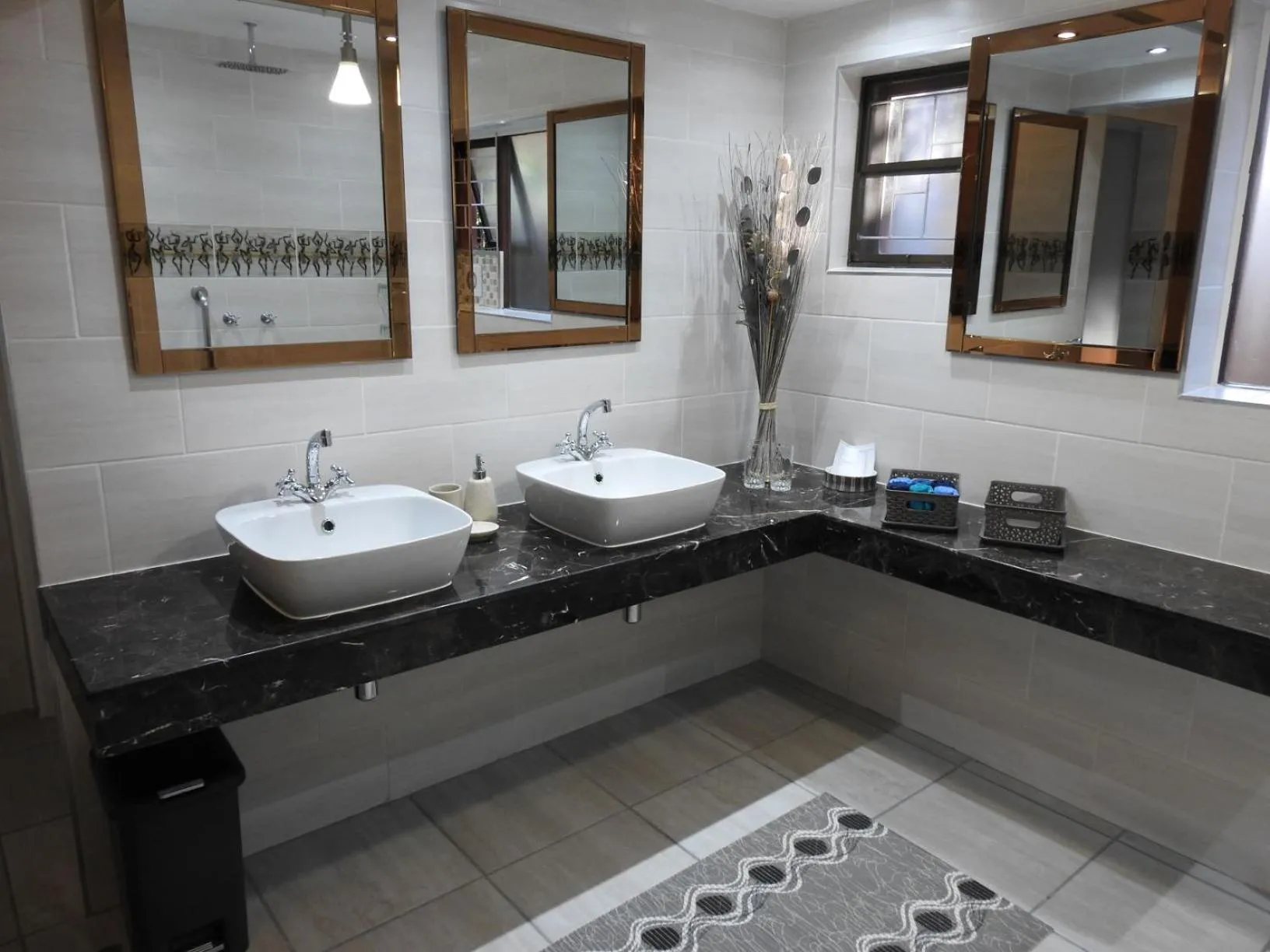 Bathroom in Dungbeetle River Lodge