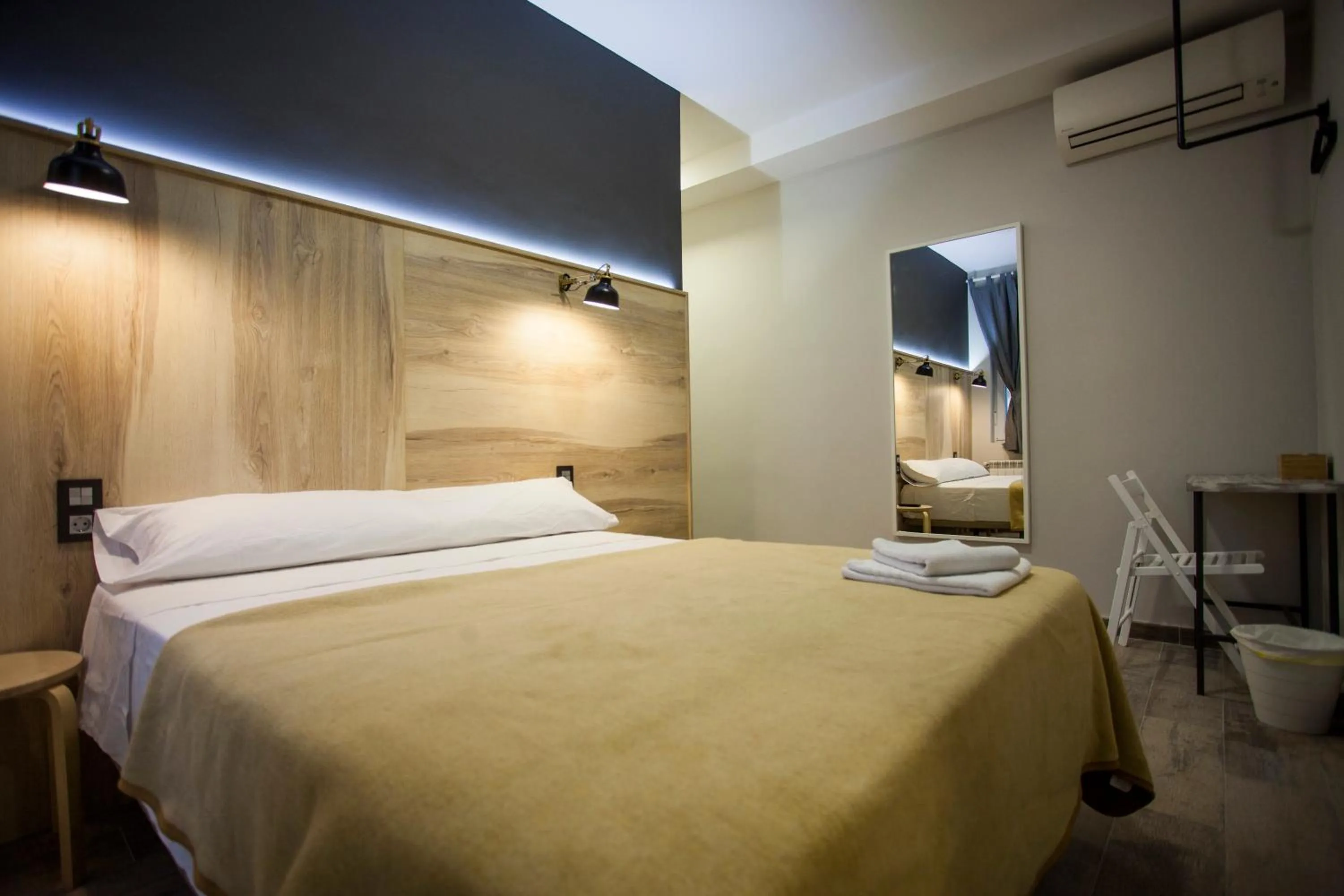 Photo of the whole room, Bed in CC Atocha