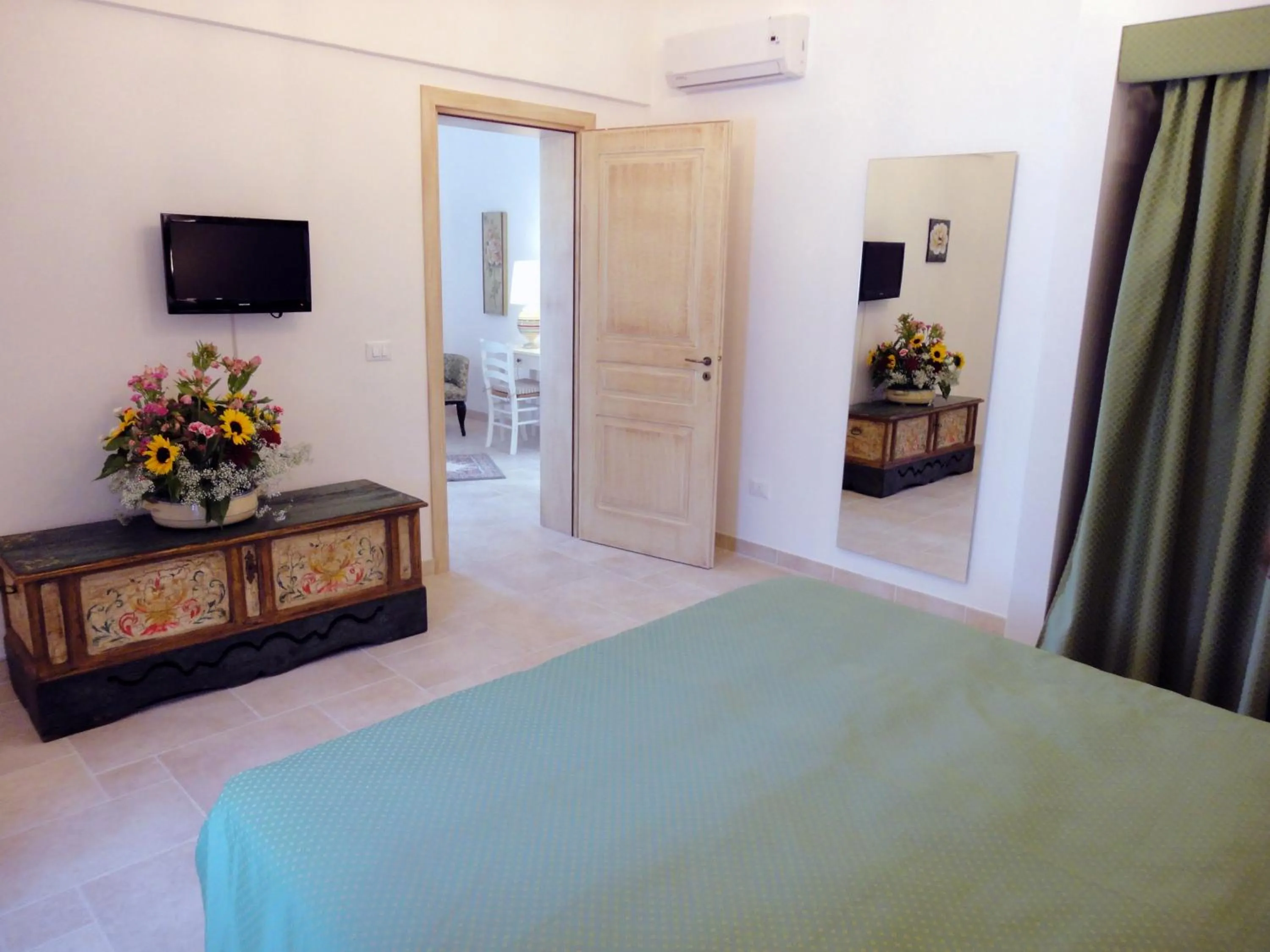 Decorative detail, Bed in Masseria Santa Teresa