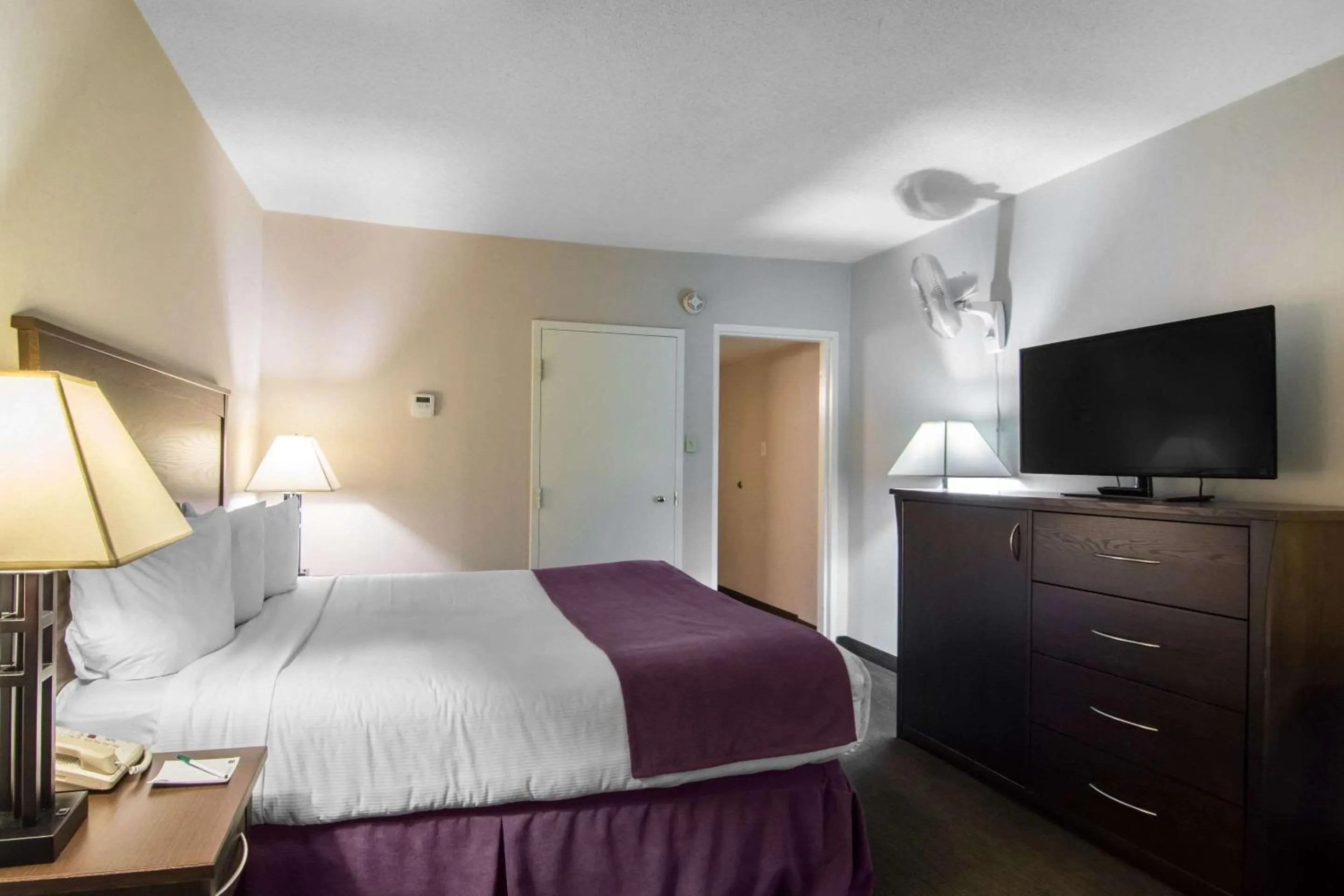 Photo of the whole room, Bed in Quality Inn & Suites Yellowknife