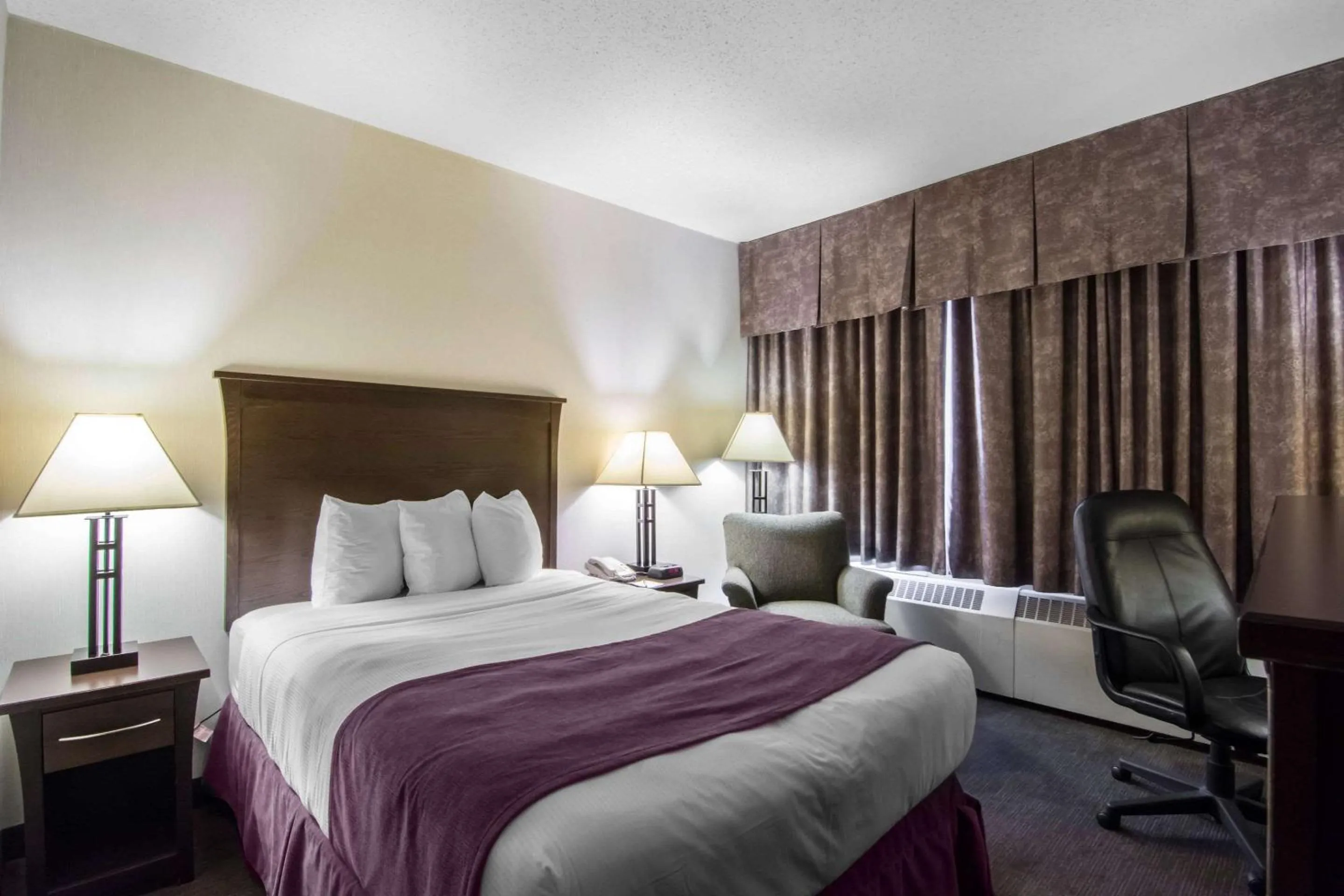 Photo of the whole room, Bed in Quality Inn & Suites Yellowknife