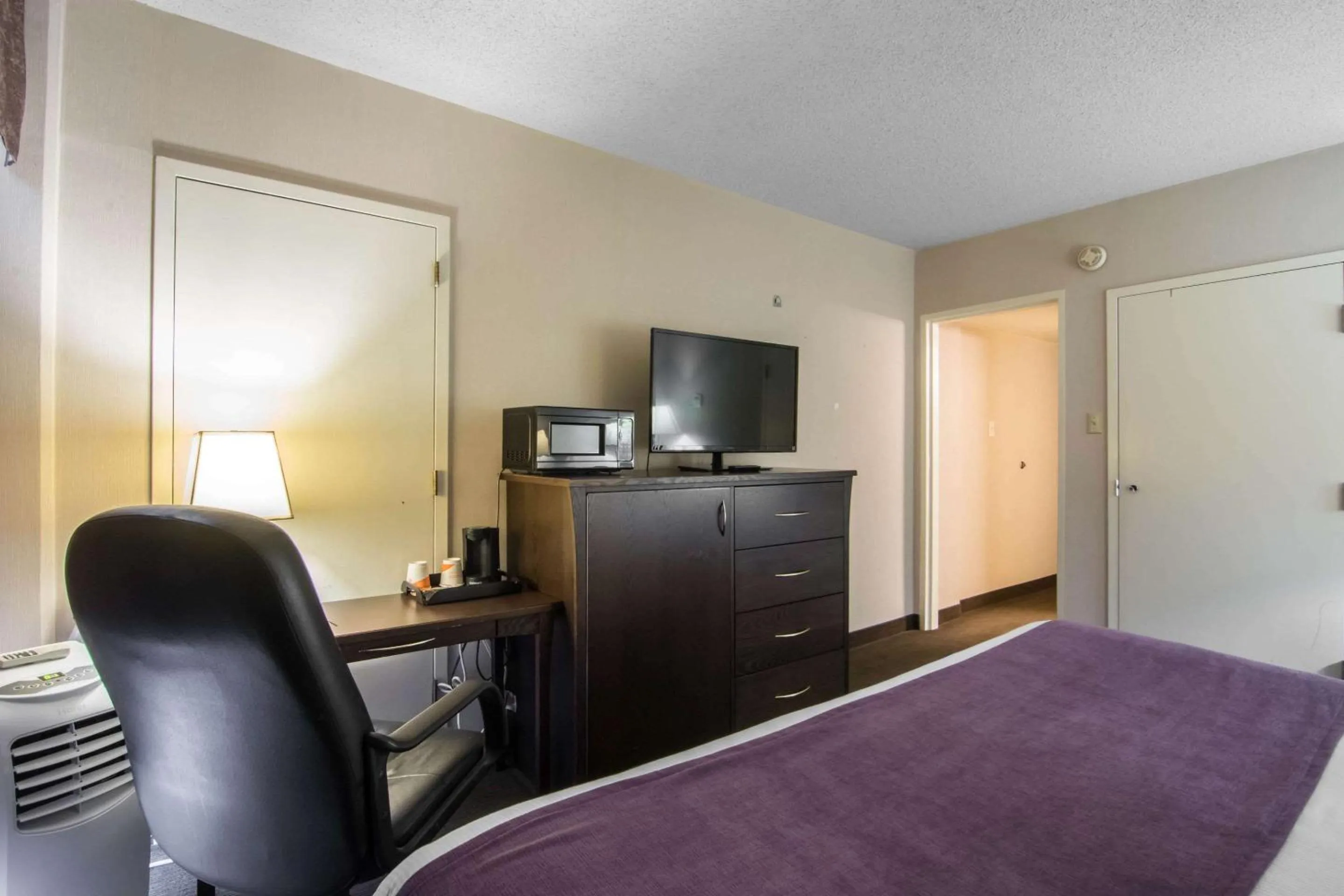 Photo of the whole room, Bed in Quality Inn & Suites Yellowknife