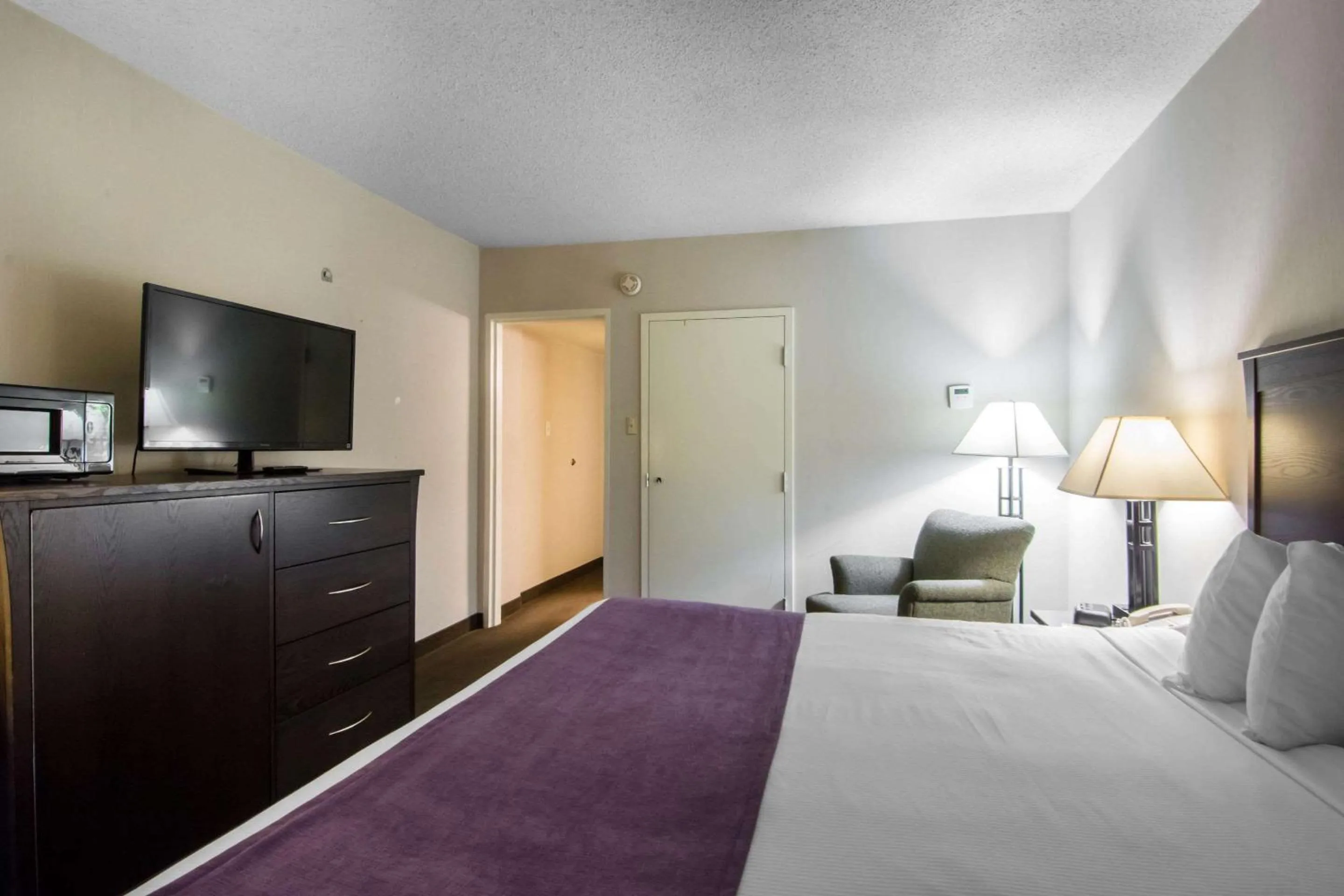 Photo of the whole room, Bed in Quality Inn & Suites Yellowknife