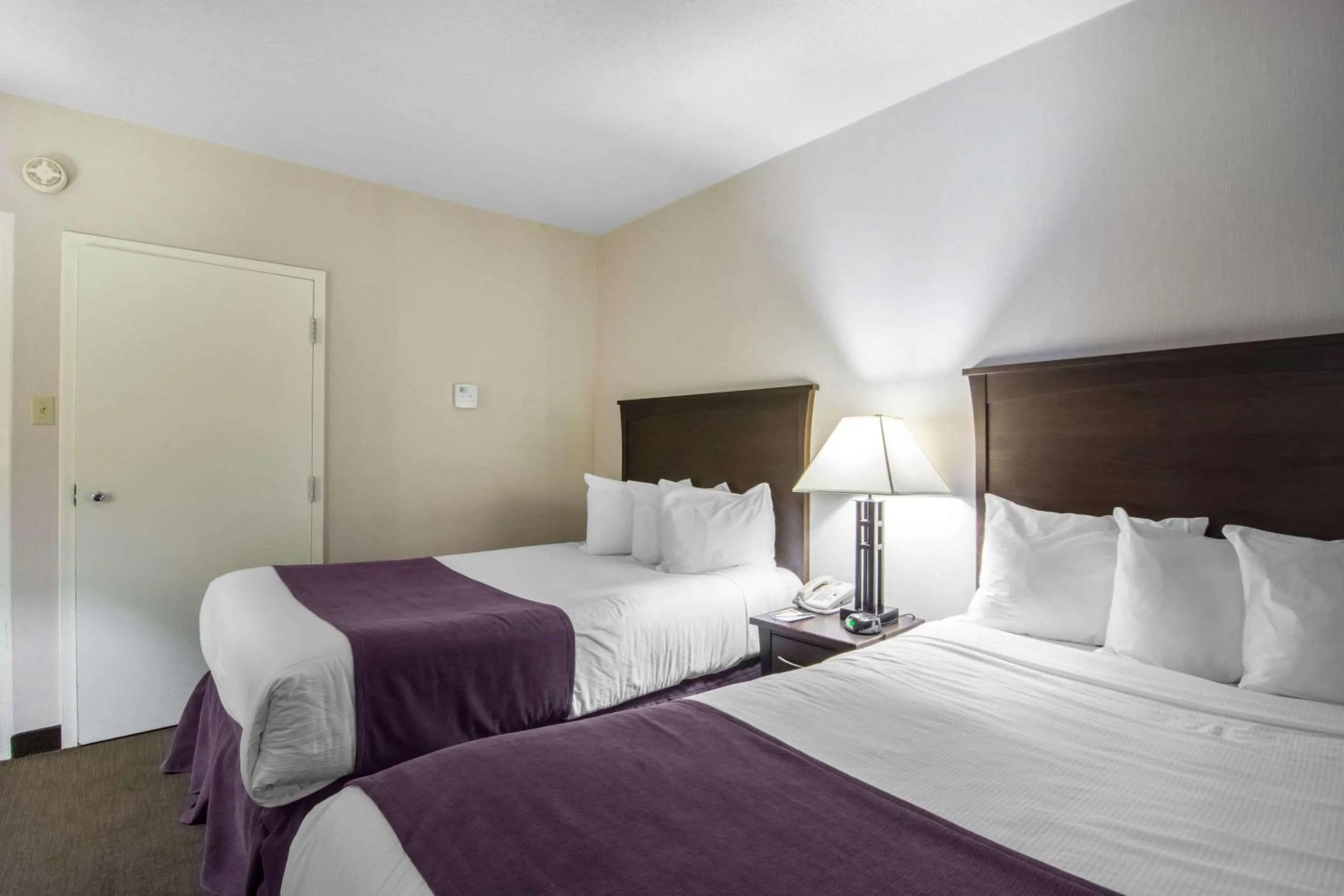 Photo of the whole room, Bed in Quality Inn & Suites Yellowknife