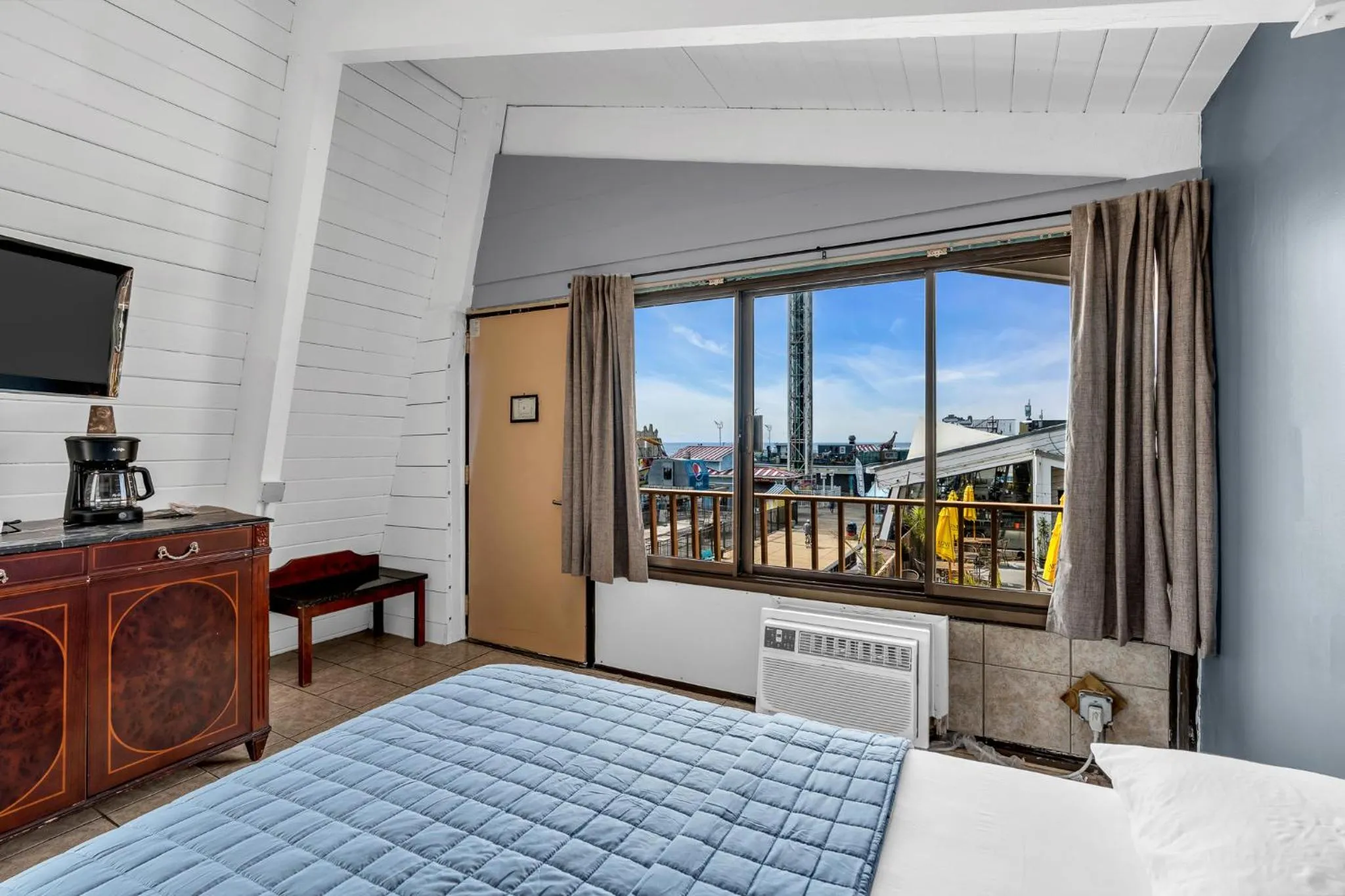 View (from property/room), Bed in Aztec Ocean Resort