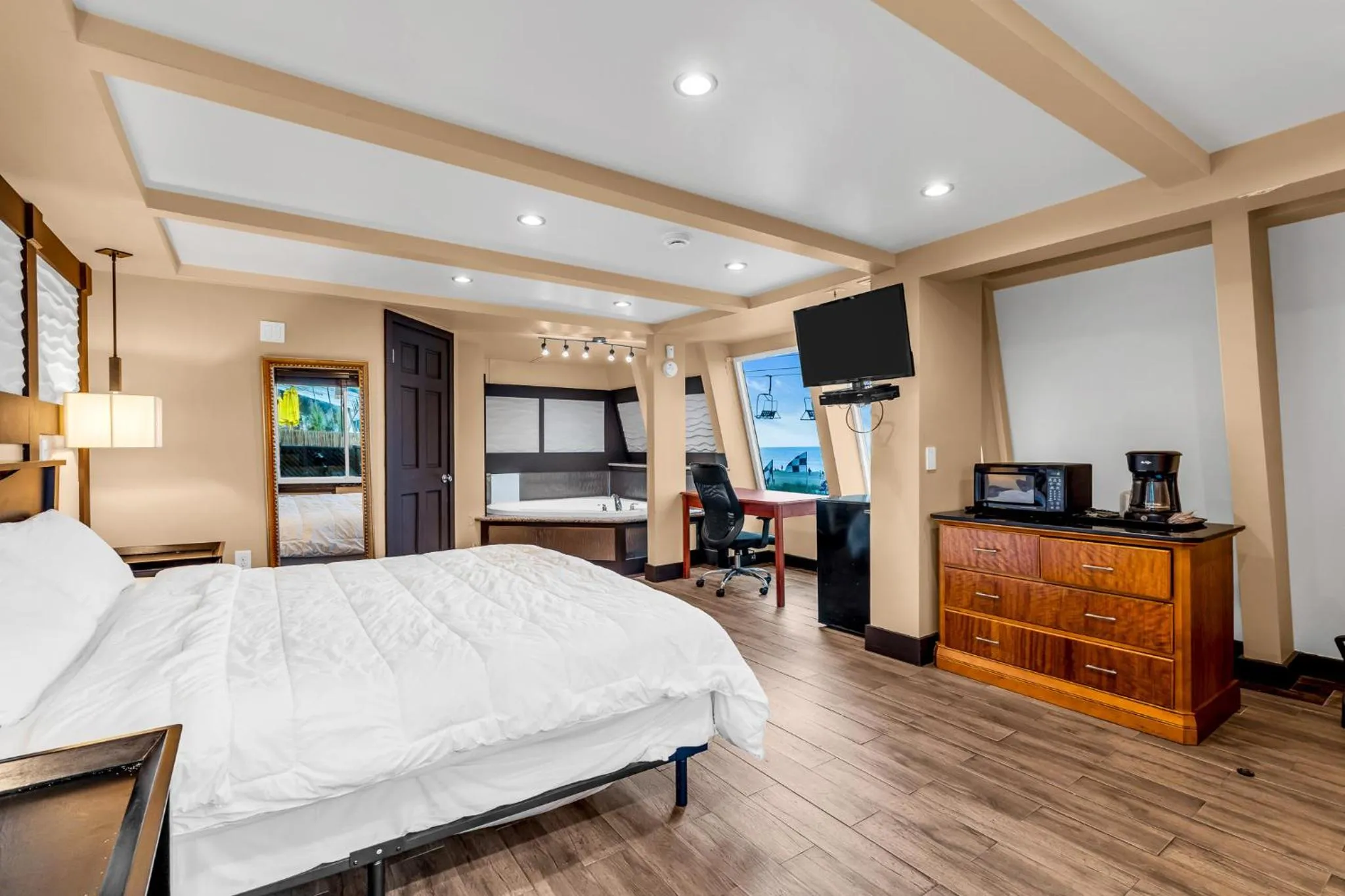 Bedroom, Bed in Aztec Ocean Resort