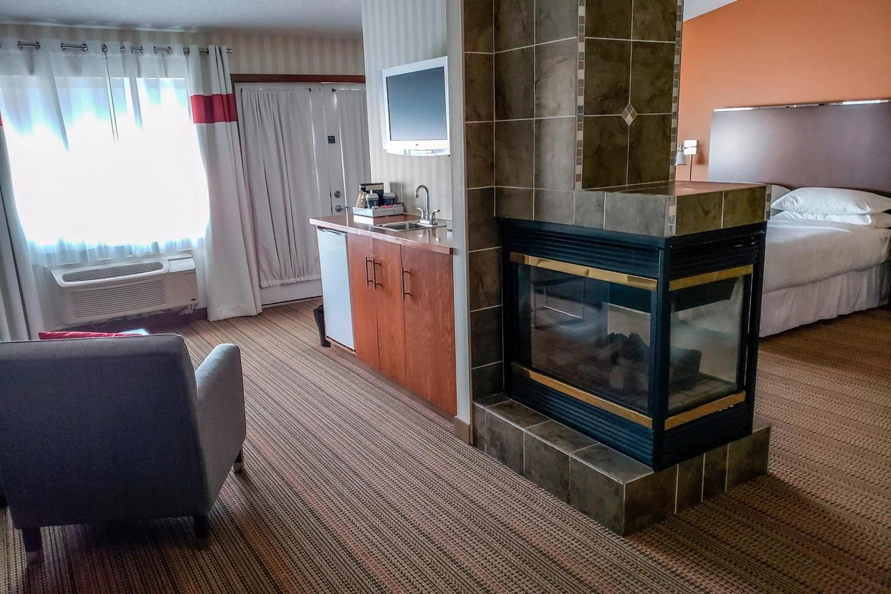 Photo of the whole room, Bed in Four Points by Sheraton Prince George