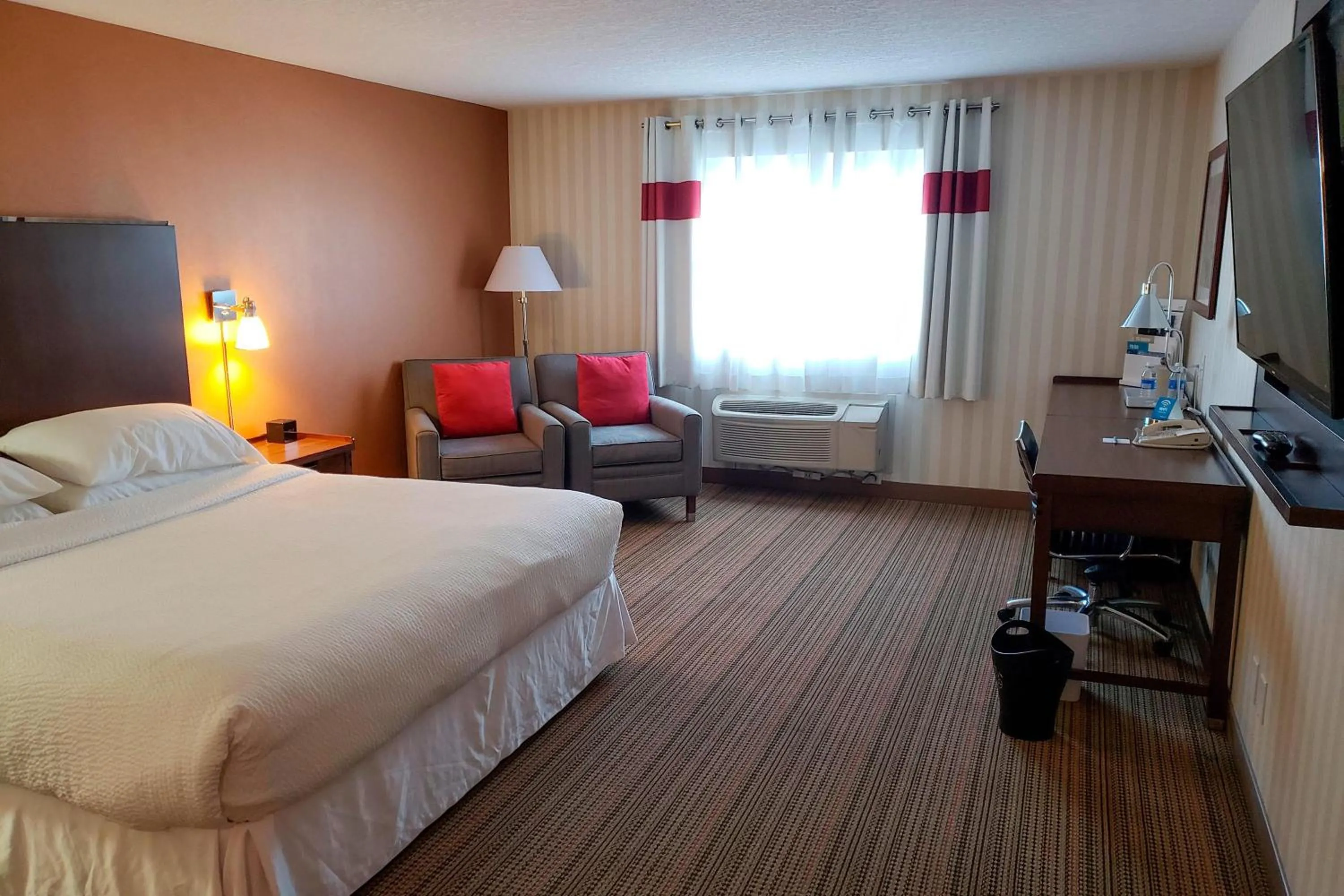 Photo of the whole room, Bed in Four Points by Sheraton Prince George