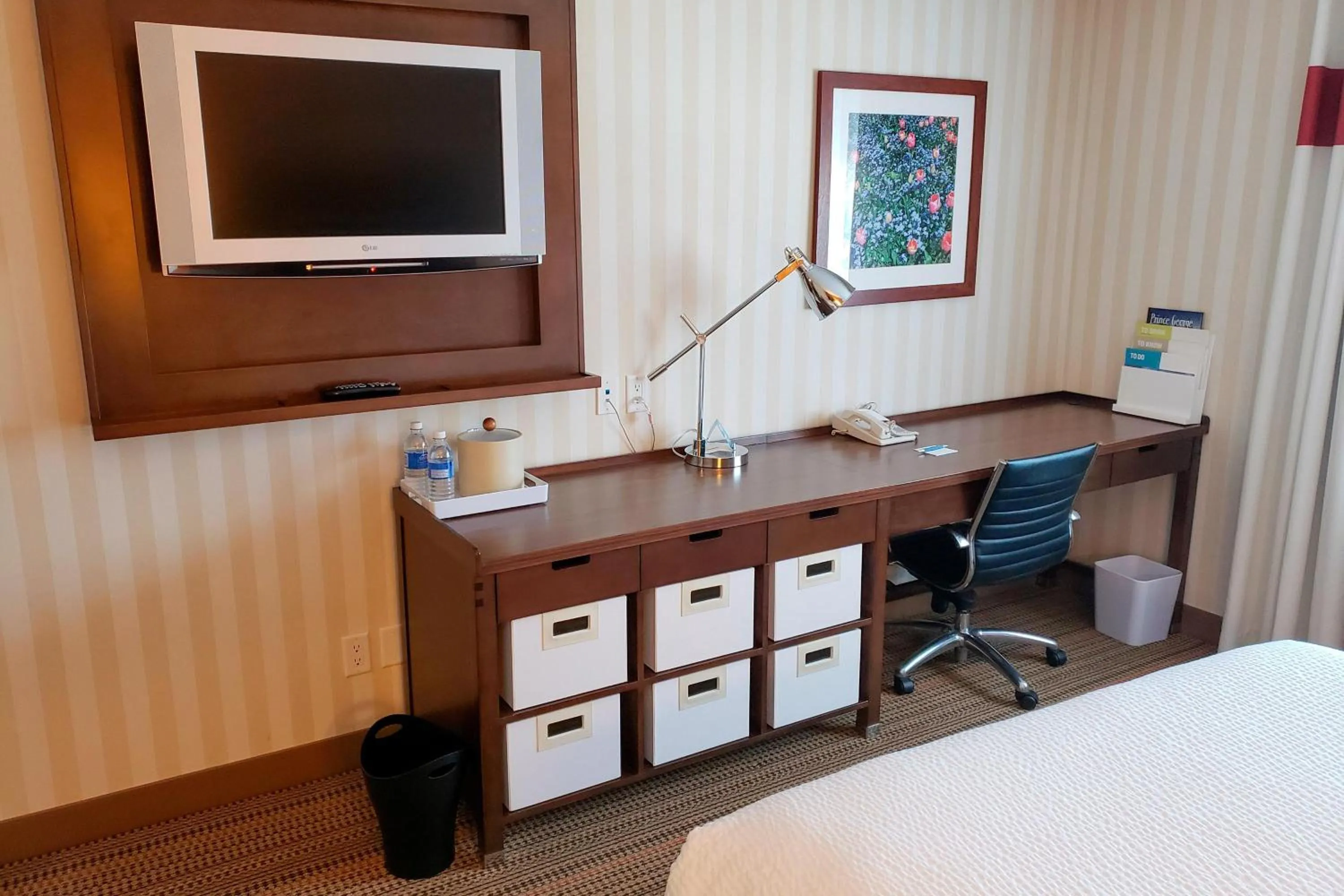 Photo of the whole room, Bed in Four Points by Sheraton Prince George