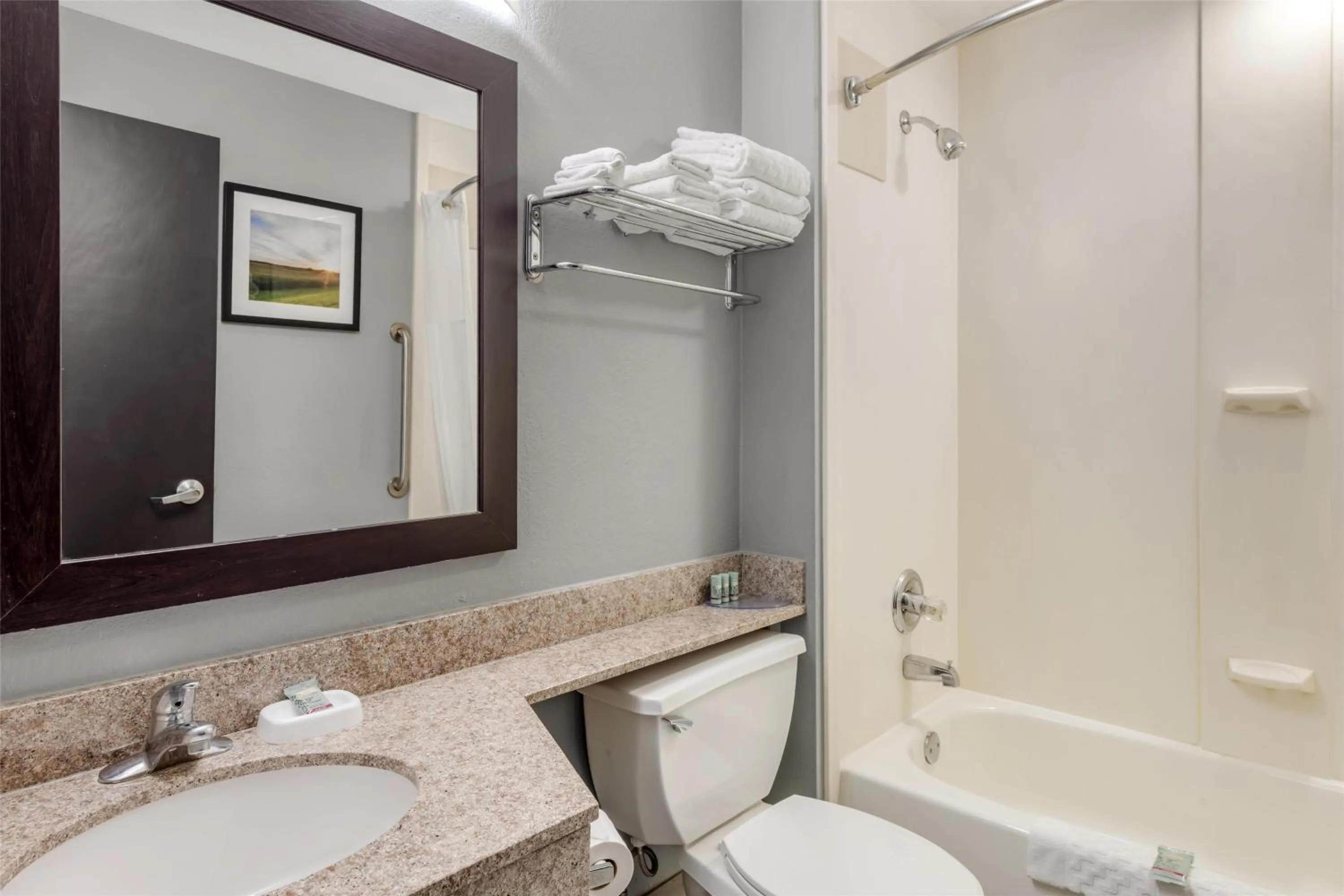 Bathroom in Best Western Rochester Hotel Mayo Clinic Area/ St. Mary's