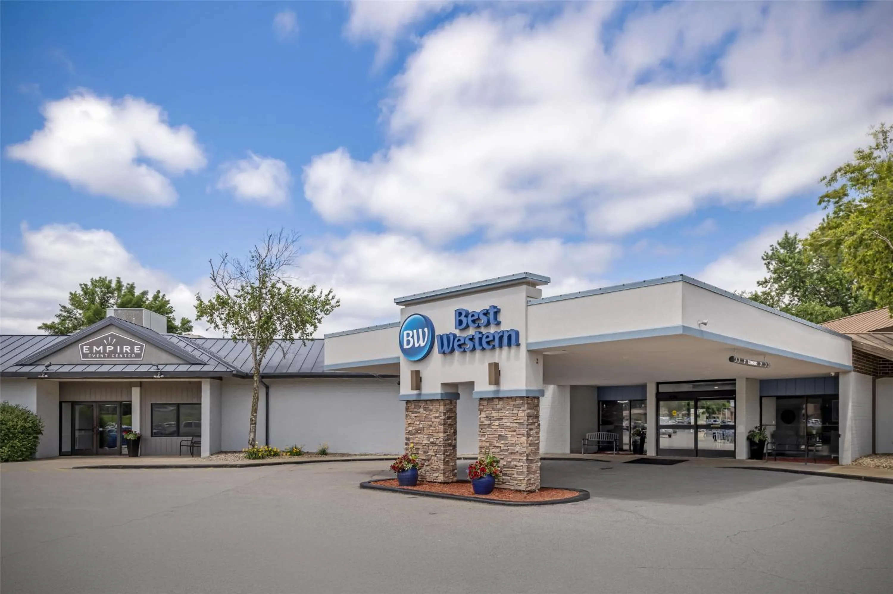 Property building in Best Western Rochester Hotel Mayo Clinic Area/ St. Mary's