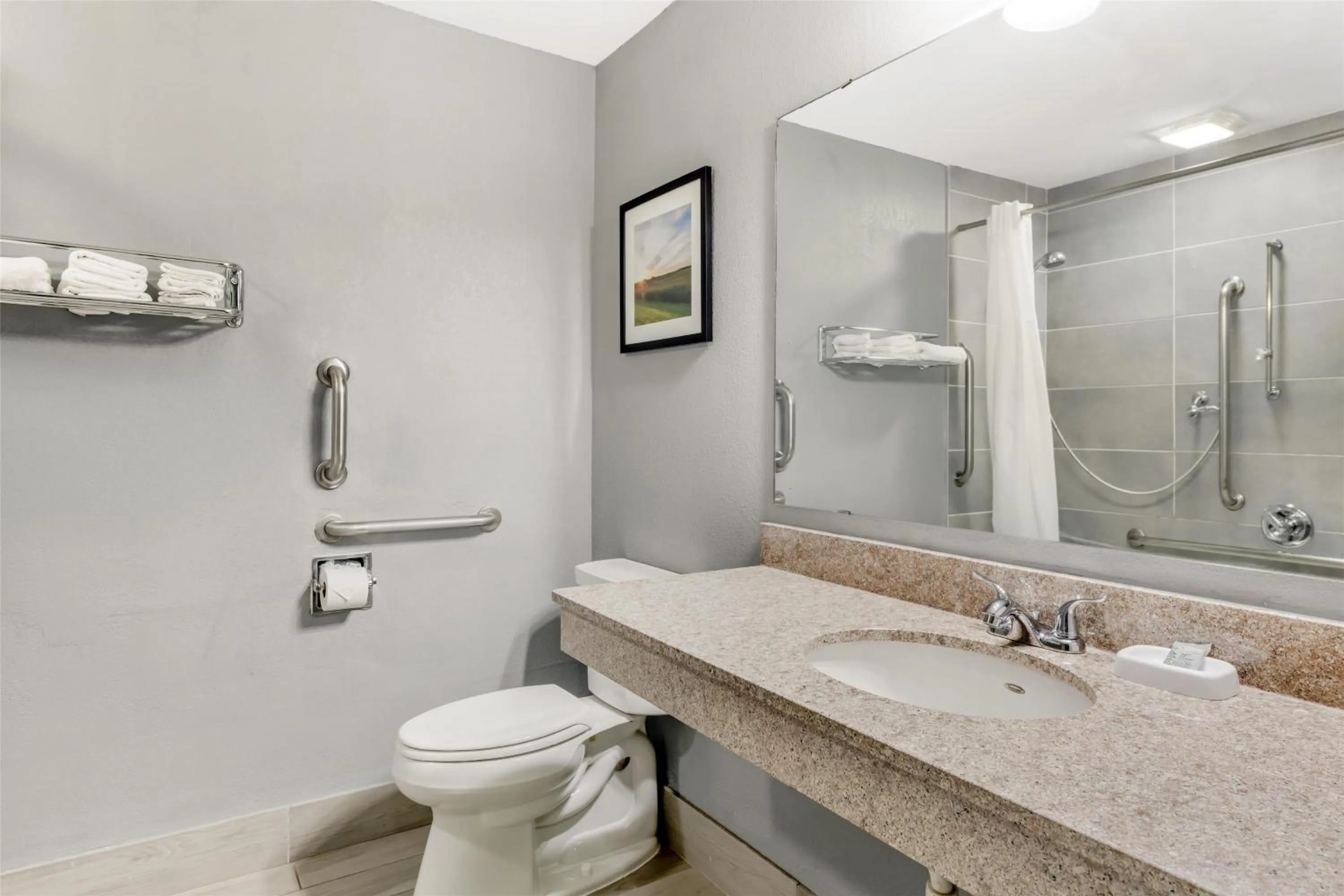 Bathroom in Best Western Rochester Hotel Mayo Clinic Area/ St. Mary's