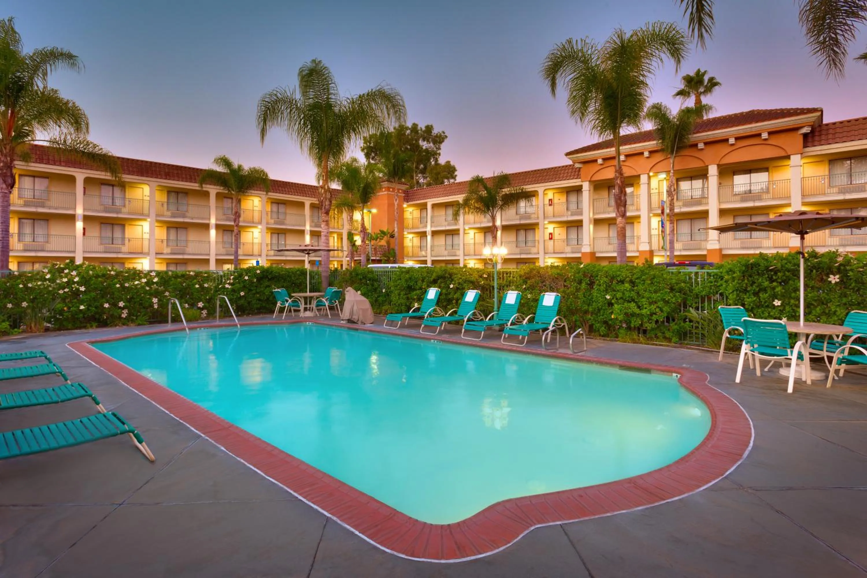 Swimming pool in Cortona Inn and Suites Anaheim Resort