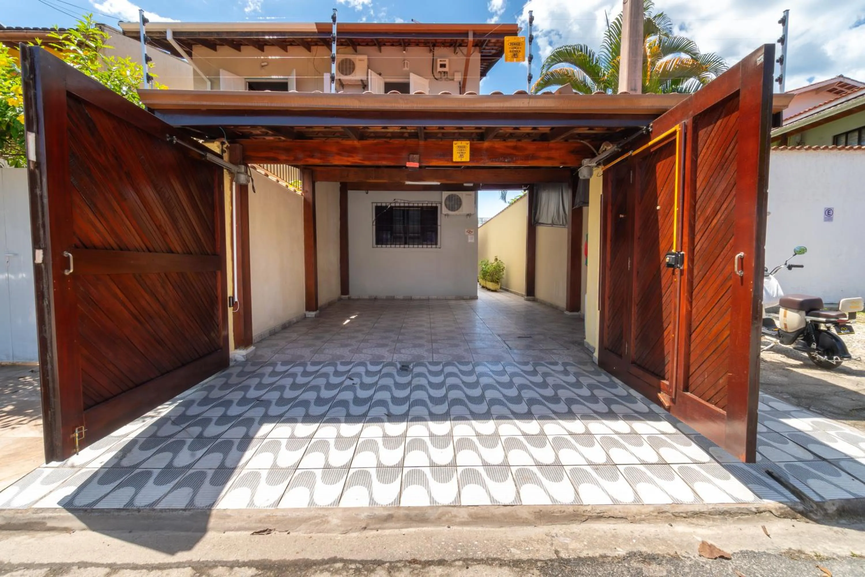 Property building in Casa Gomes no Point de Itaguá