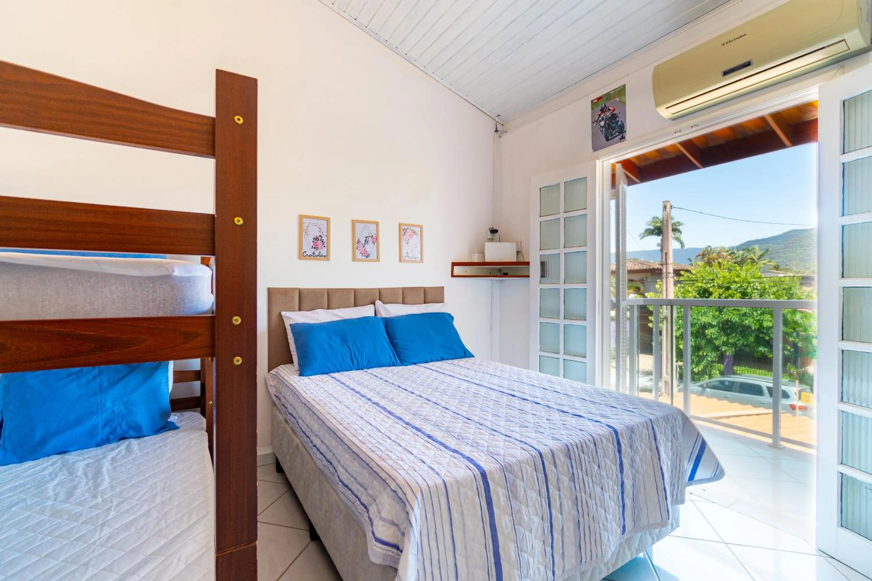 Balcony/Terrace, Bed in Casa Gomes no Point de Itaguá