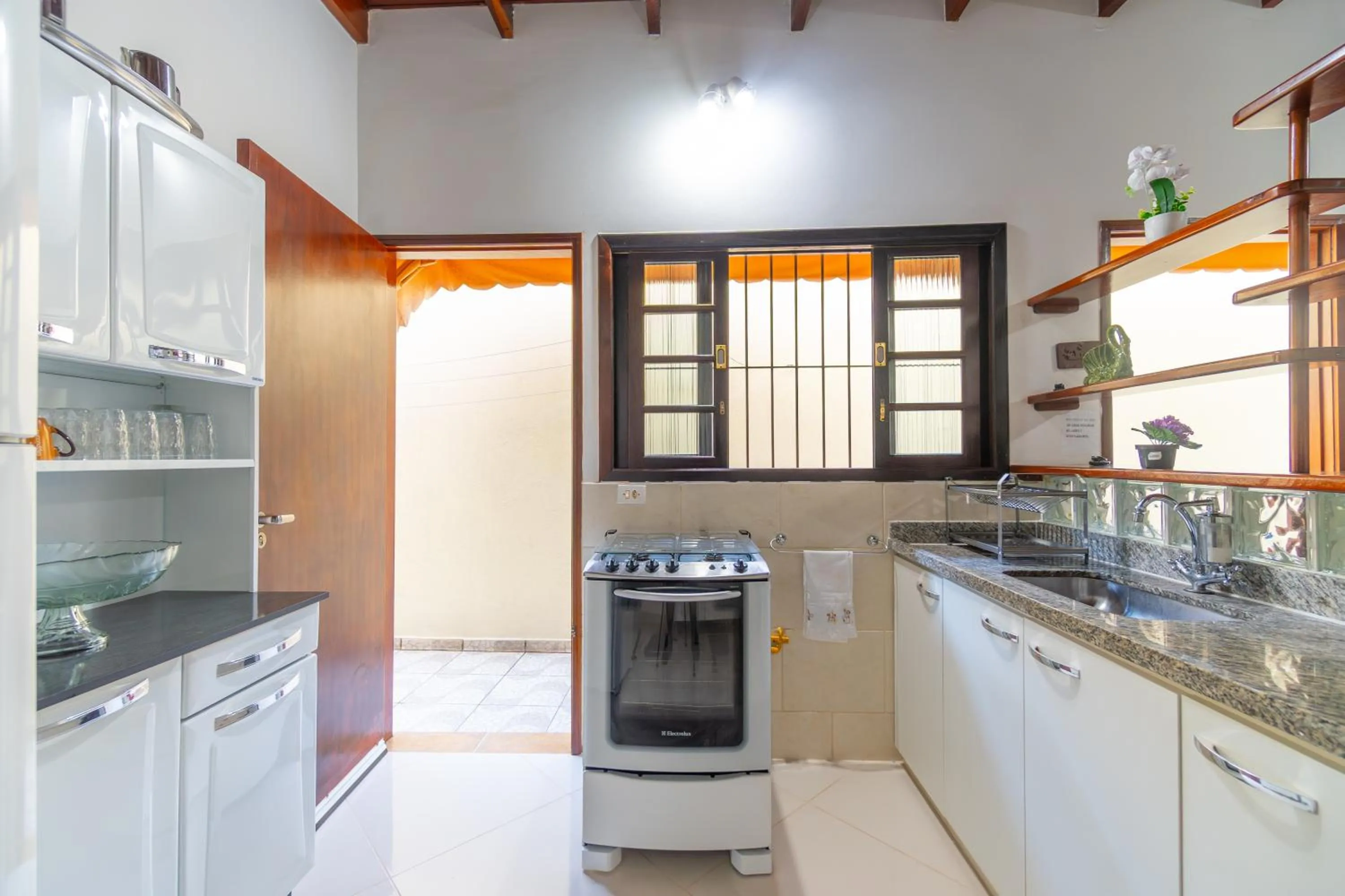 Kitchen or kitchenette in Casa Gomes no Point de Itaguá