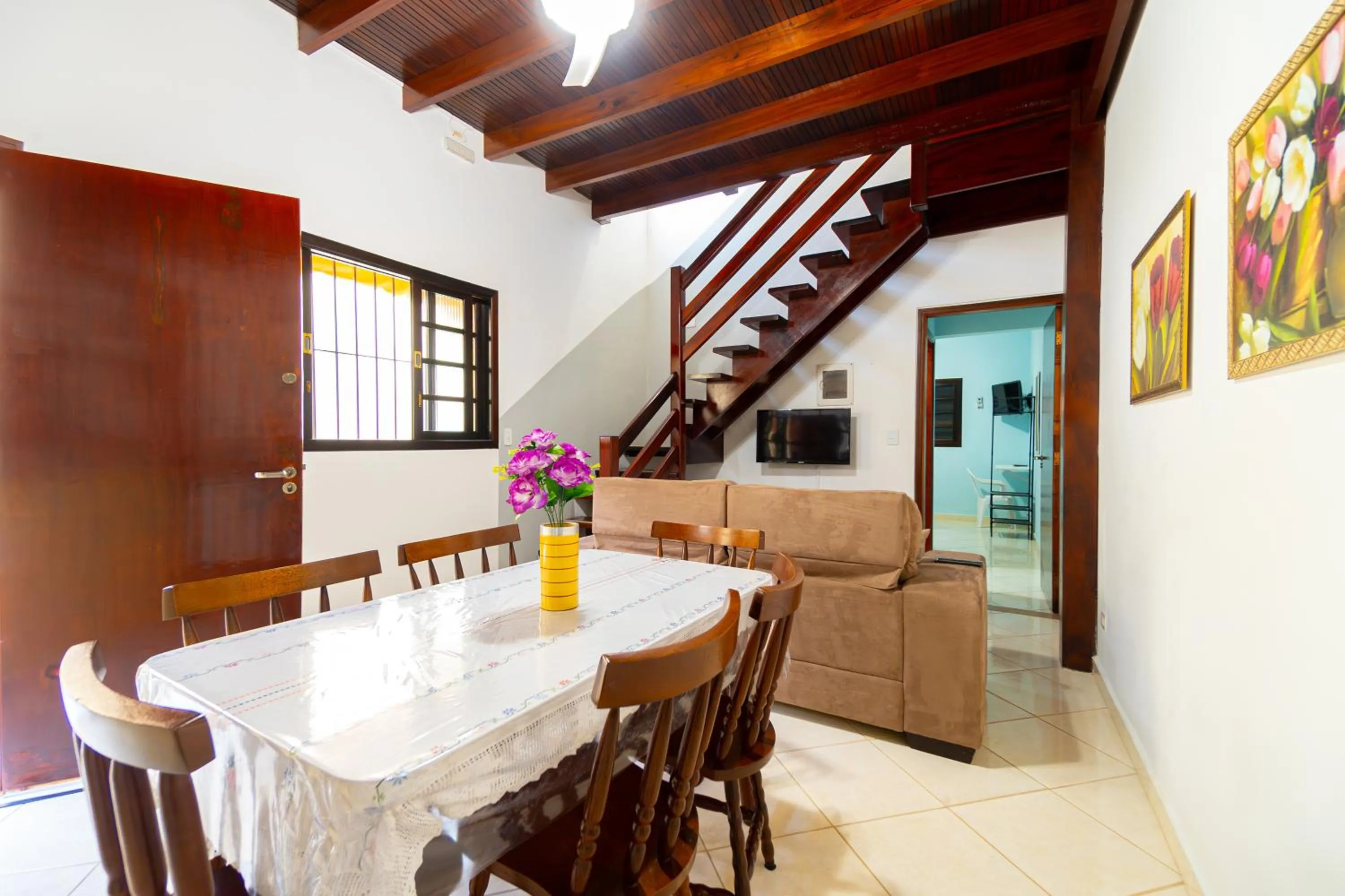 Property building in Casa Gomes no Point de Itaguá