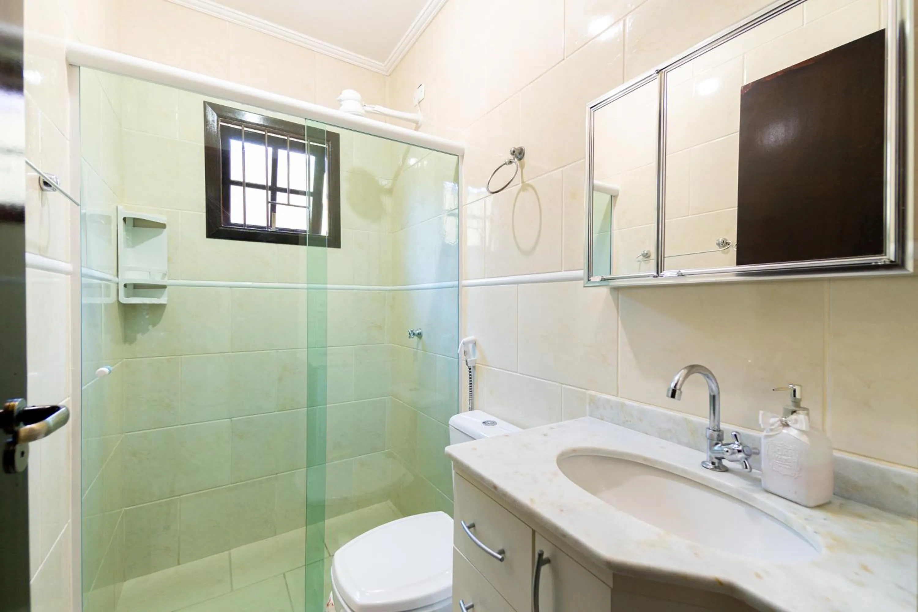 Shower in Casa Gomes no Point de Itaguá