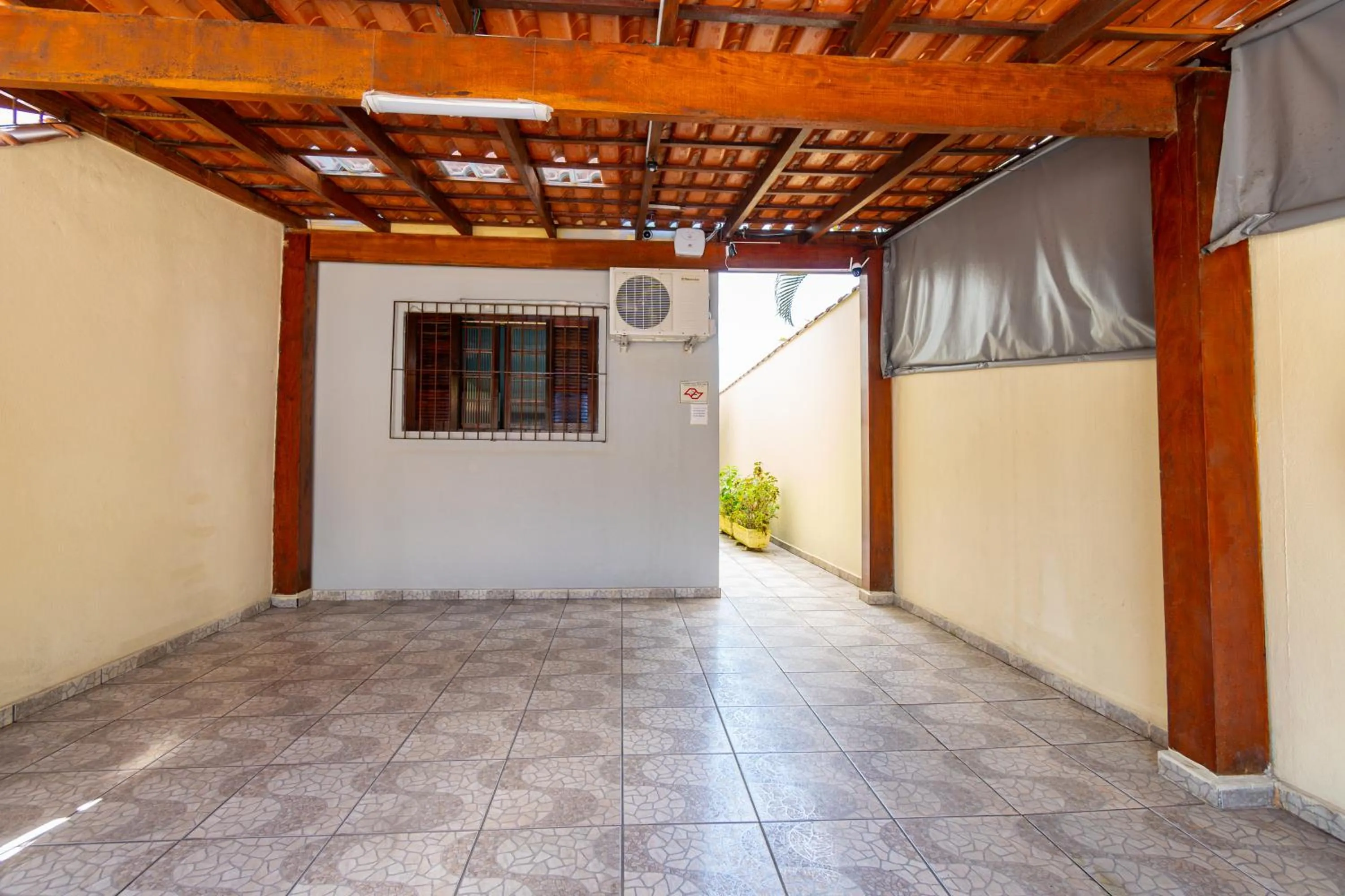 Parking in Casa Gomes no Point de Itaguá