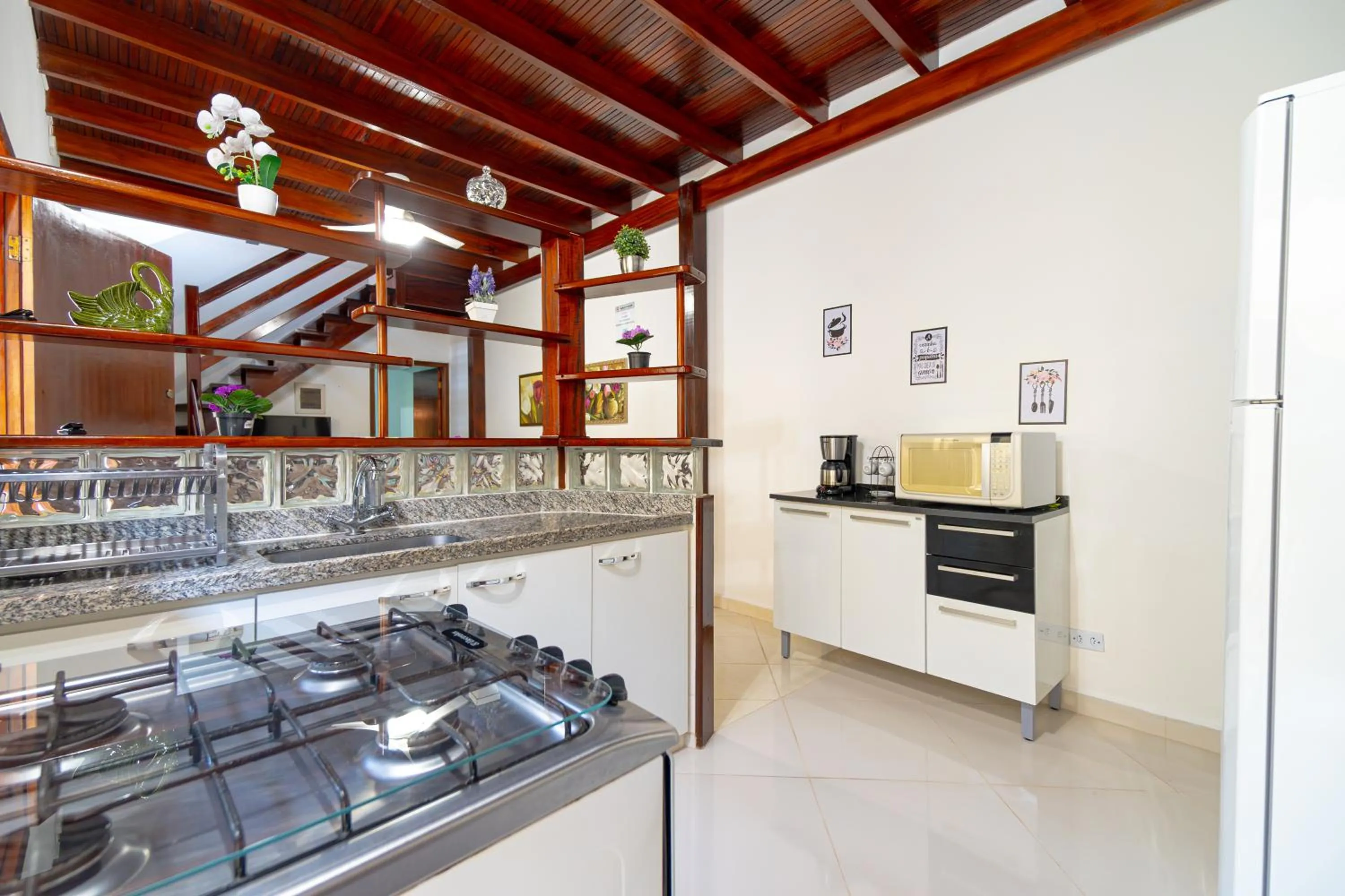 Kitchen or kitchenette in Casa Gomes no Point de Itaguá