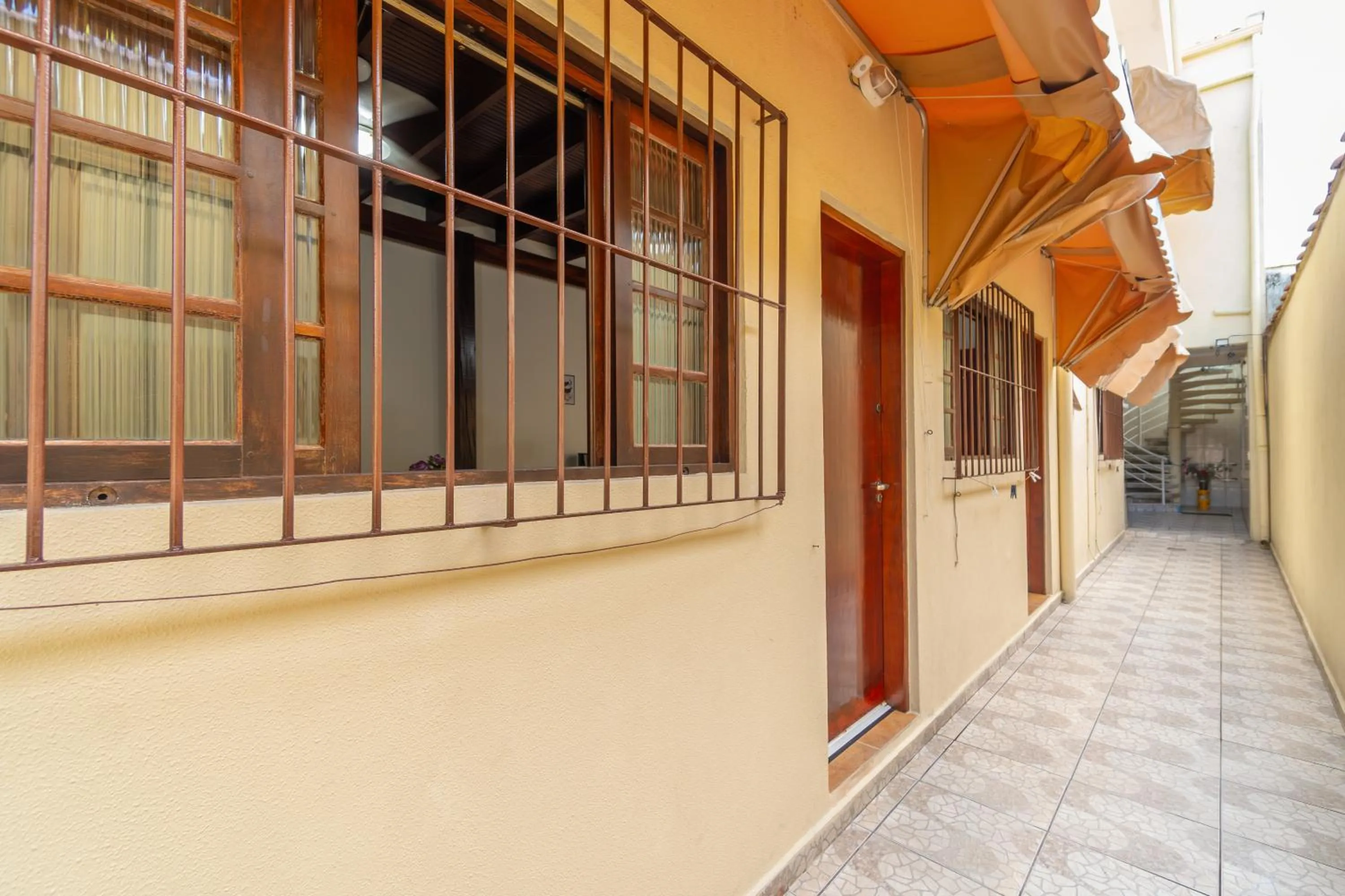 Property building in Casa Gomes no Point de Itaguá