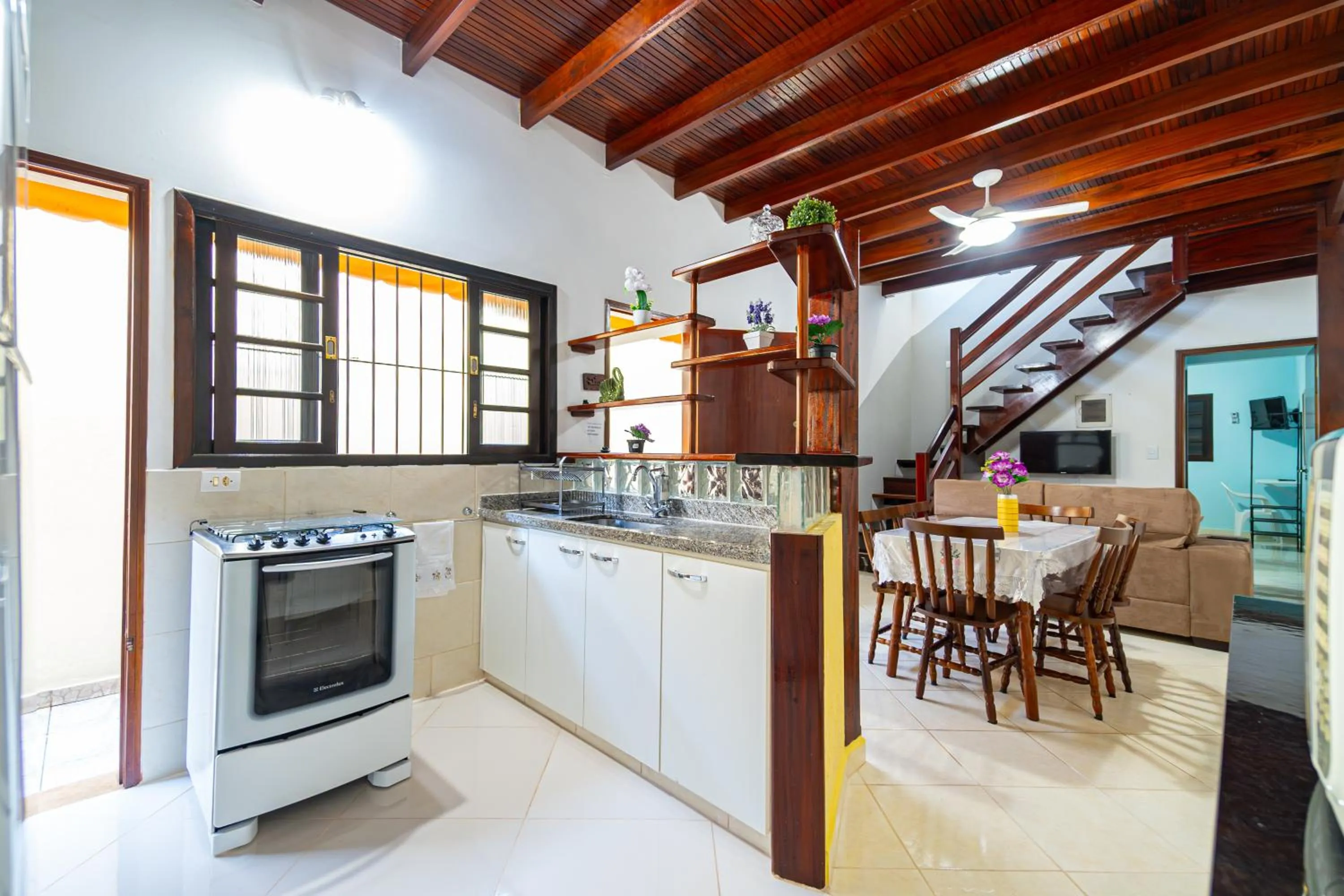 Kitchen or kitchenette in Casa Gomes no Point de Itaguá