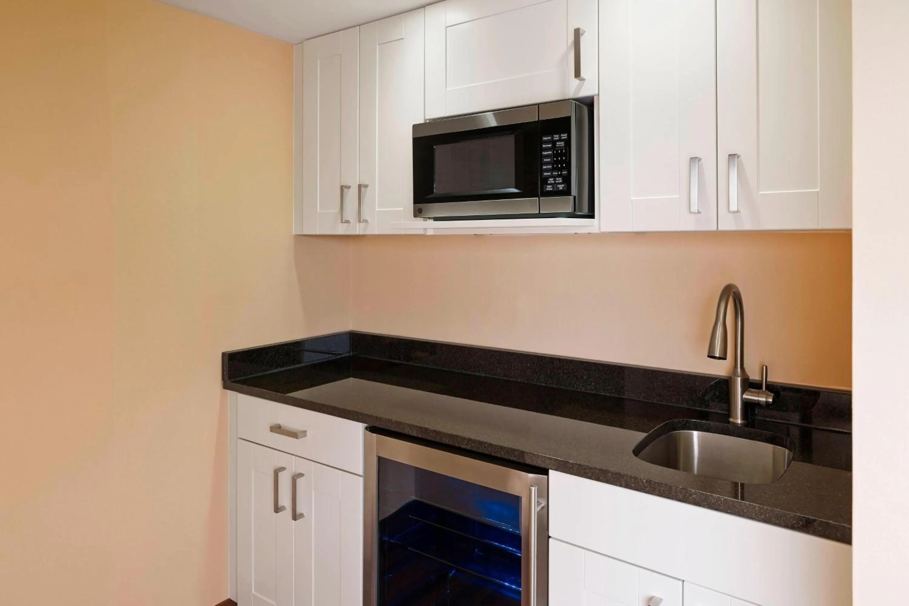Kitchen or kitchenette in Four Points by Sheraton Mall of America Minneapolis Airport