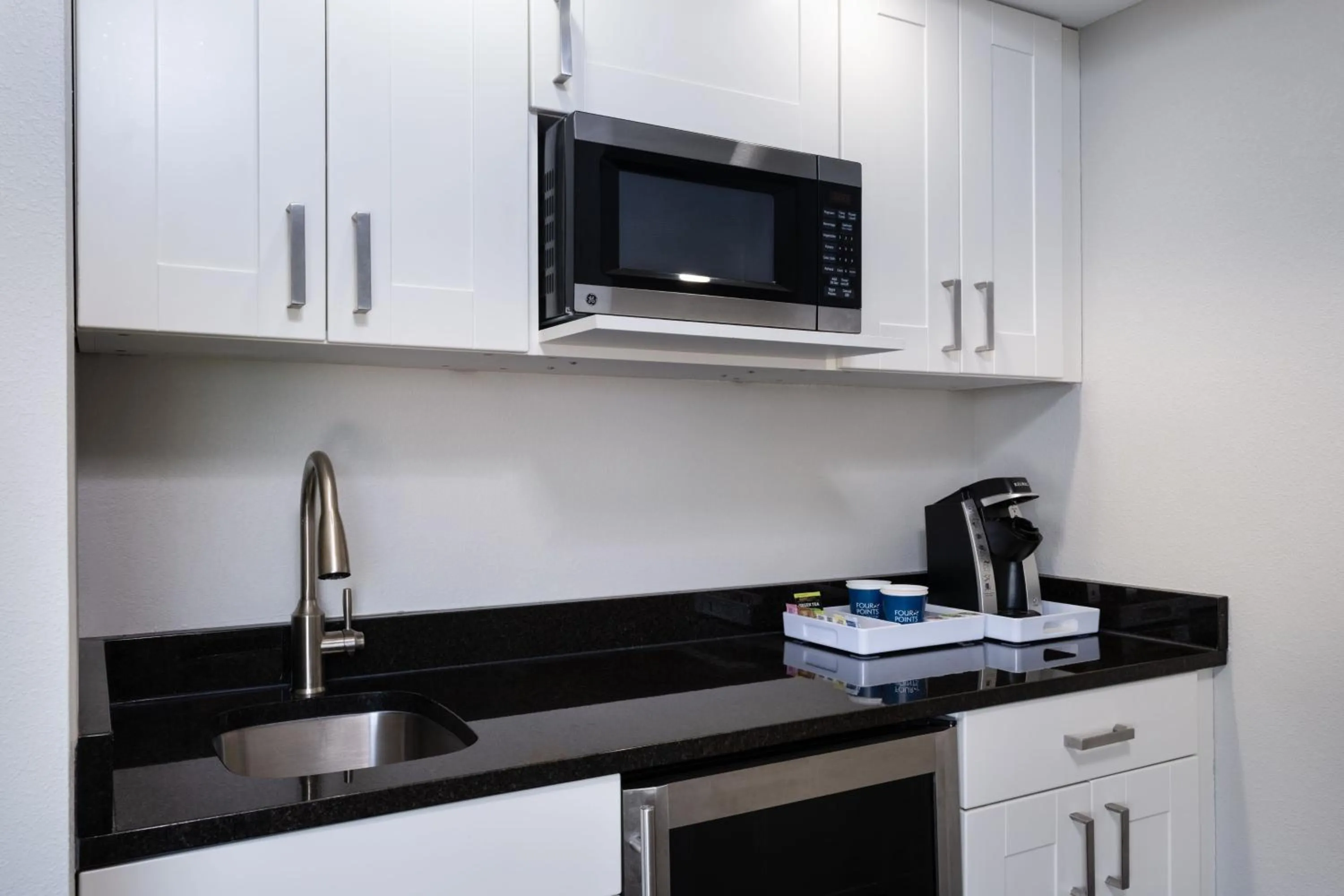 Kitchen or kitchenette in Four Points by Sheraton Mall of America Minneapolis Airport