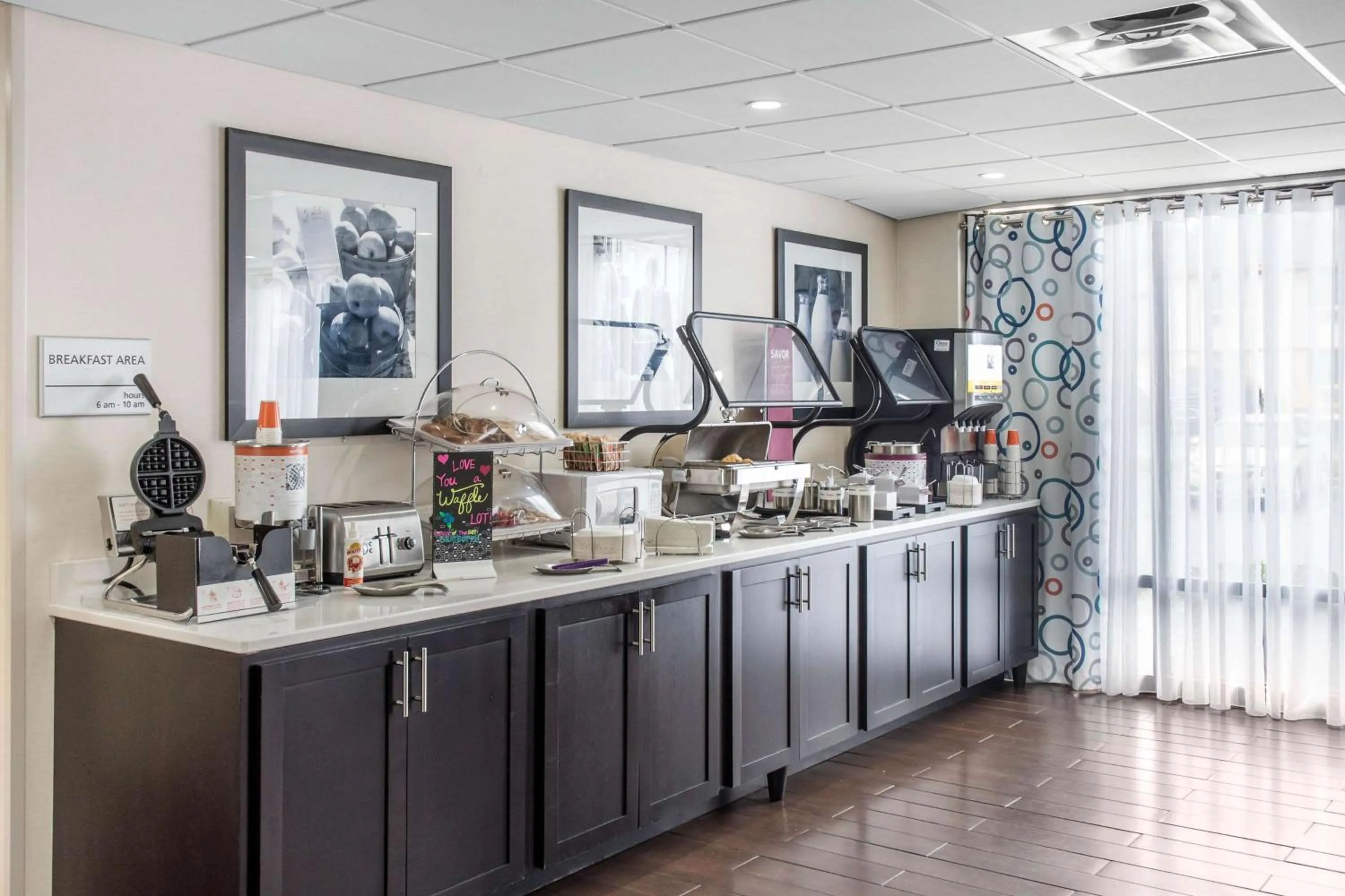 Dining area in Hampton Inn Douglas