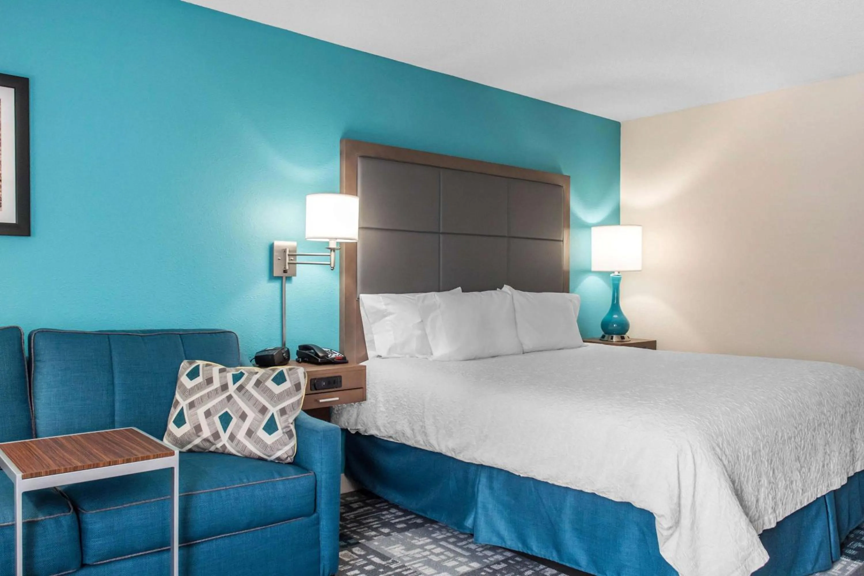 Living room, Bed in Hampton Inn Douglas