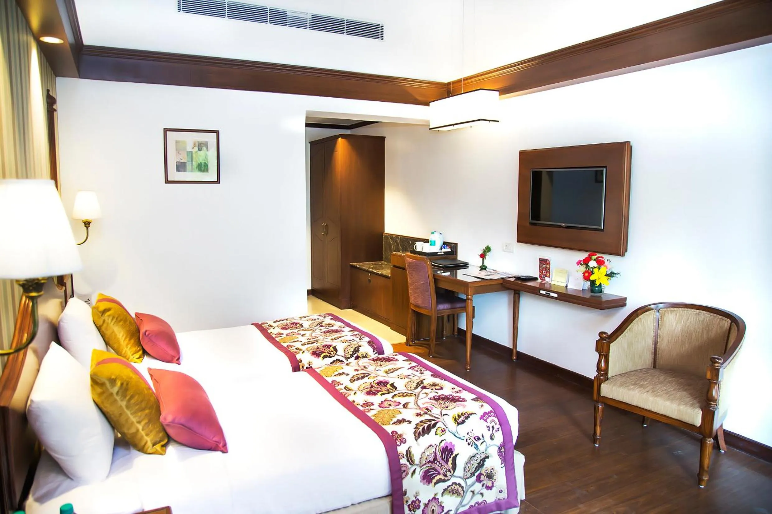 Bed in Shervani Hilltop Resort