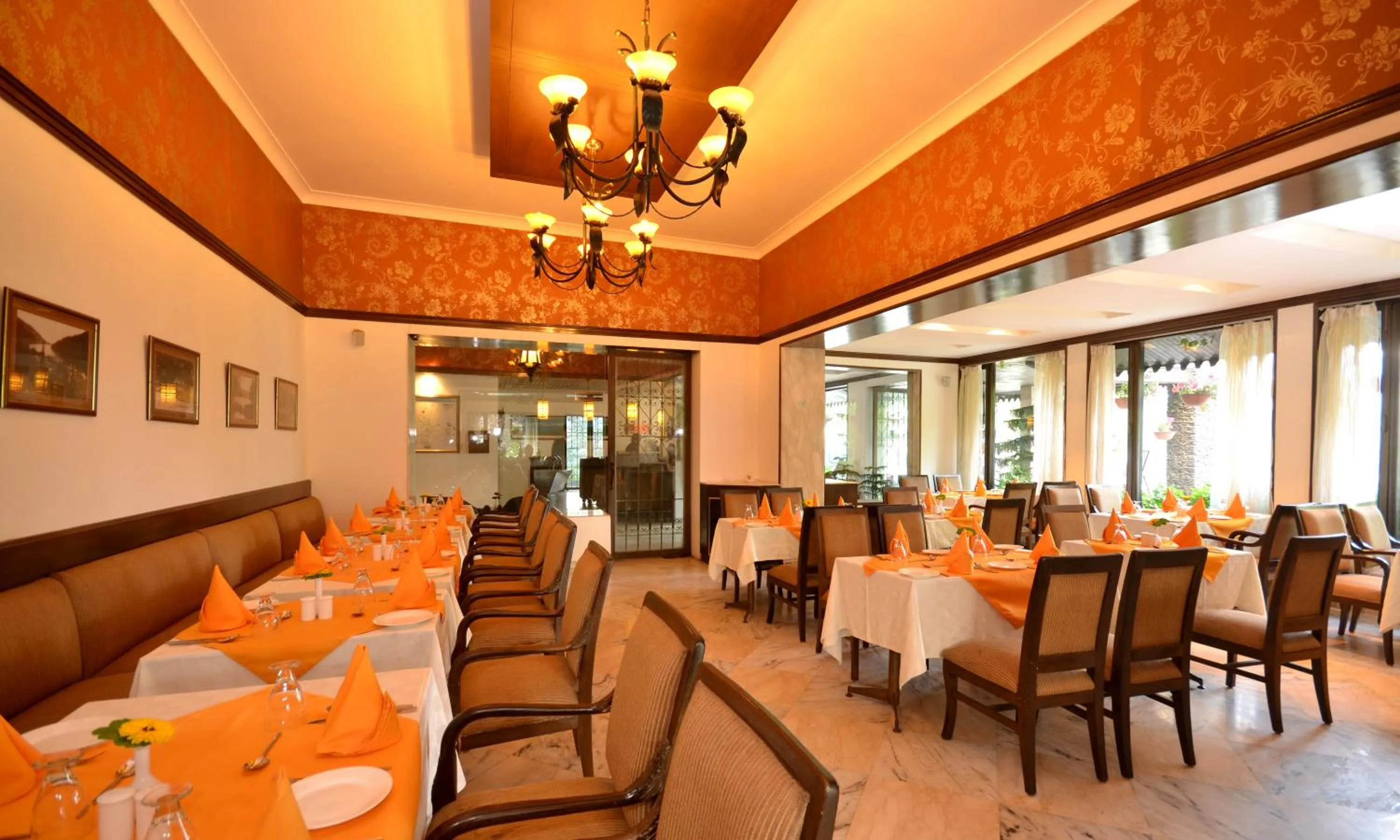 Restaurant/places to eat in Shervani Hilltop Resort