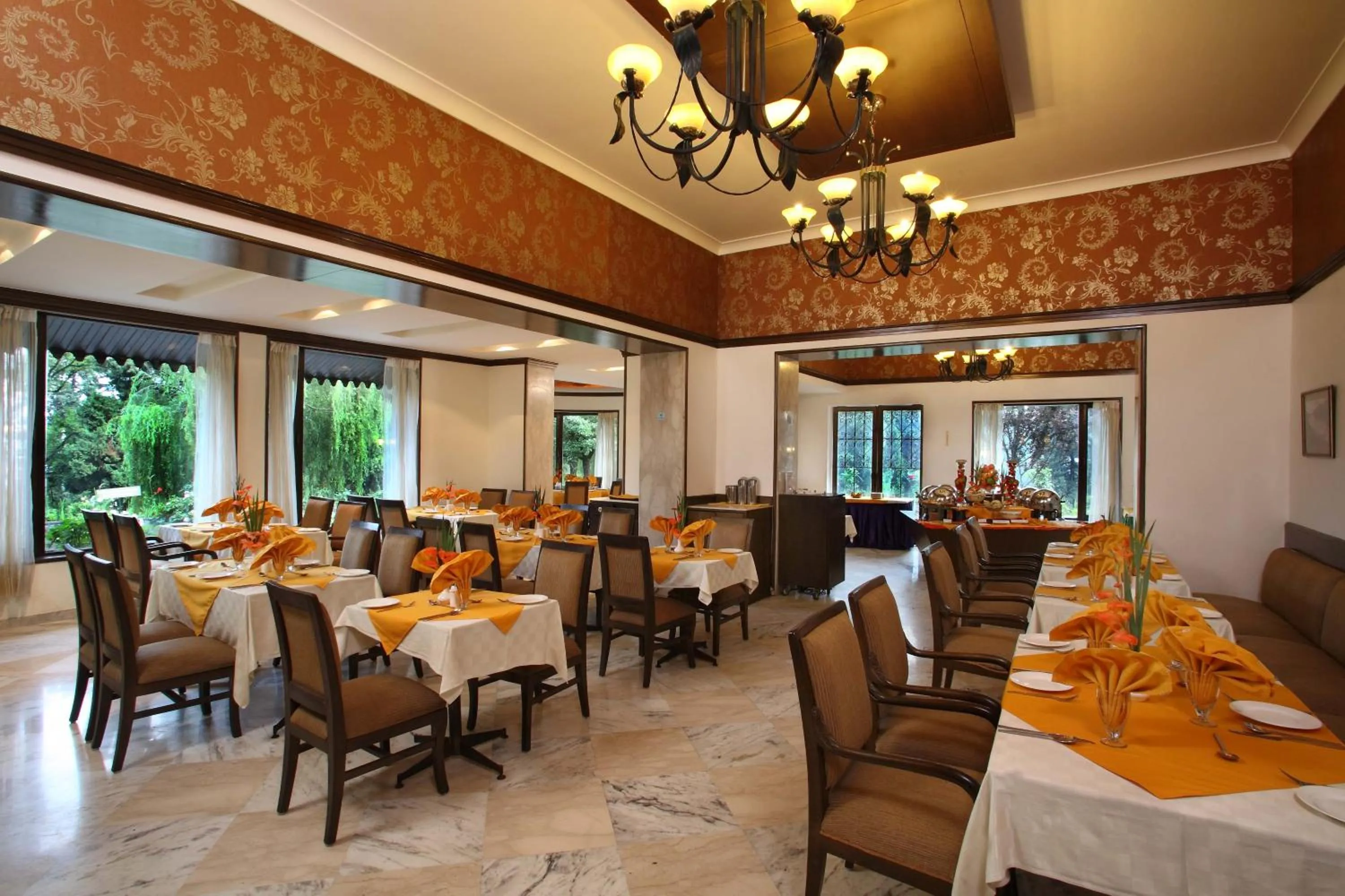 Restaurant/places to eat in Shervani Hilltop Resort