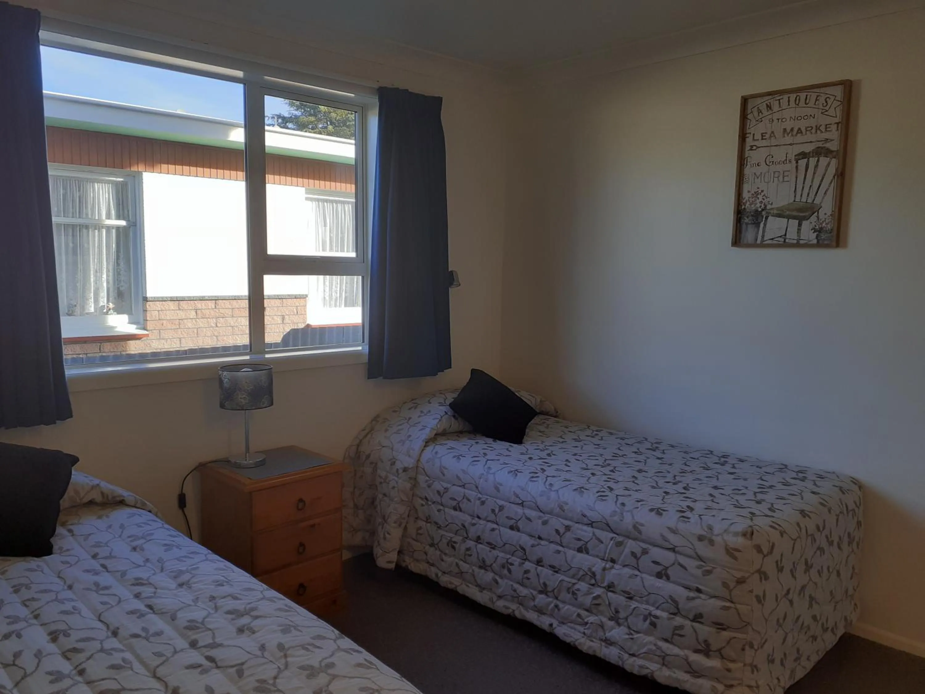 Bed in AAA Thames Court Motel